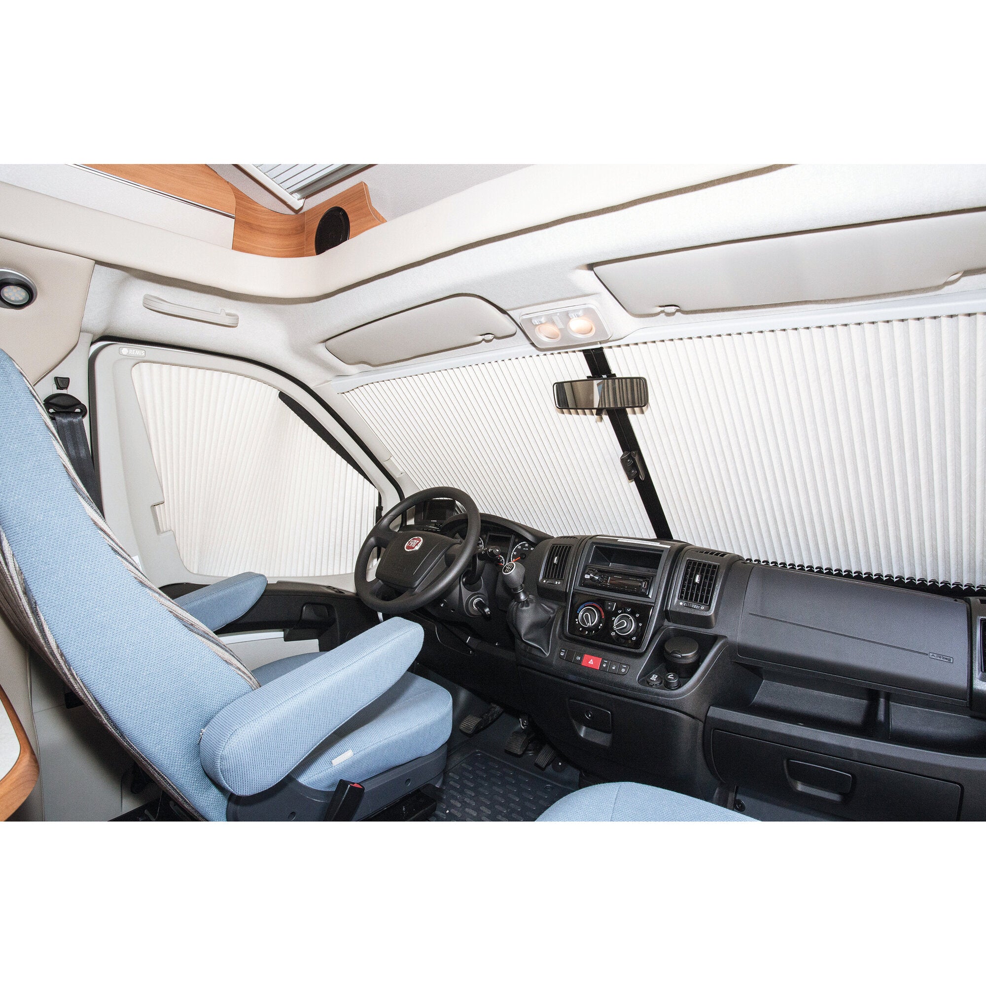 Innenraum des Frontbereichs eines Fiat Ducato, Sicht auf Lenkrad, Armaturenbrett, Dachverkleidung mit Holzdekor und Beleuchtung, Seitenrollos
