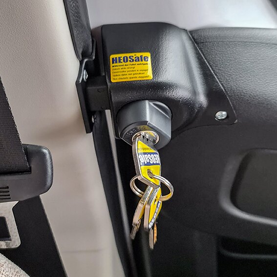 Innenansicht eines Fiat Ducato X290 Türrahmens mit installiertem HEOSafe Zusatzschloss Zylinderschloss mit Schlüssel und gelbem HEOSafe-Aufkleber