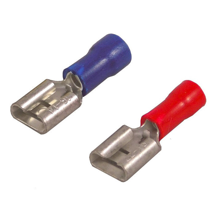 Zwei farbkodierte Flachsteckhülsen mit Metallkontakt, blaue und rote Isolation, geeignet für Leiterquerschnitt 0,5–1,5 mm²