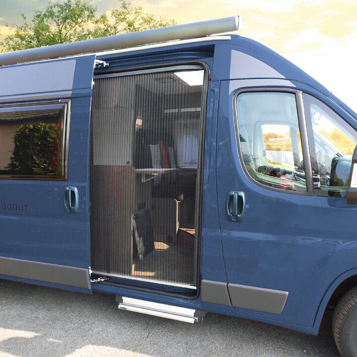 Blauer Fiat Ducato-Kastenwagen mit geöffneter Schiebetür, dahinter eine vertikale Insektenschutz-Tür sichtbar; außen eine Trittstufe