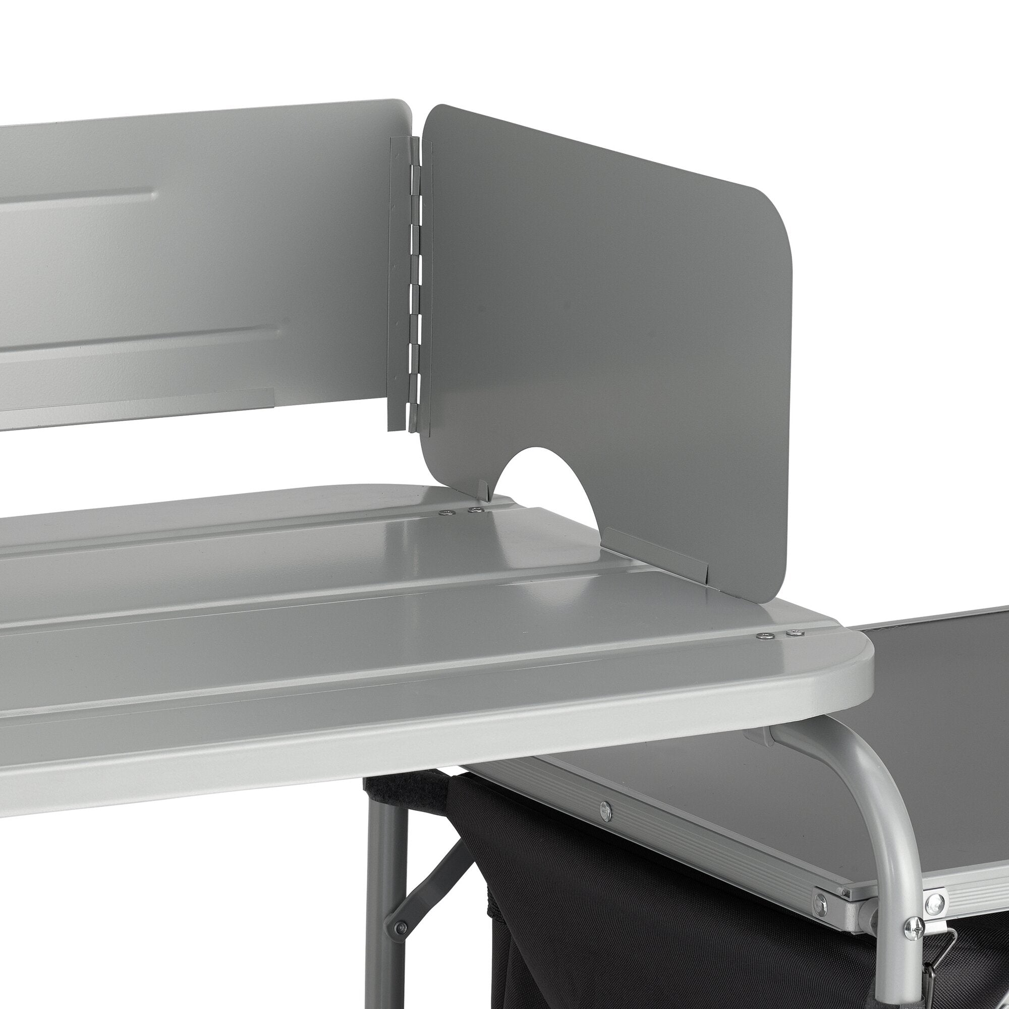 Nahaufnahme eines grauen Campingküche Cooking Stand mit seitlichem Windschutz, sichtbaren Scharnieren und Schrauben am Sockel