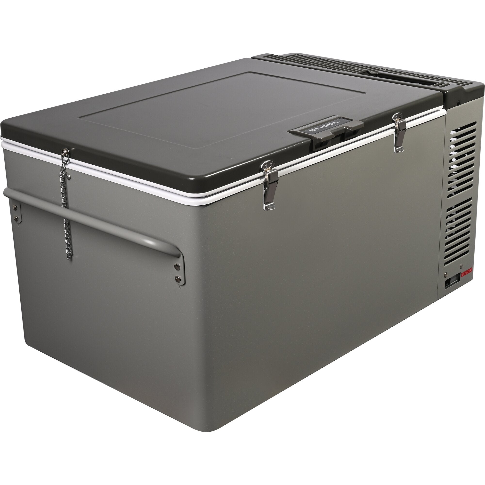 Kühlbox in dunkelgrau mit geschlossenem Deckel, ENGEL-Logo auf der Verriegelung, zwei Metallriegel vorne, seitliche Lüftungsschlitze und weiße Randleiste