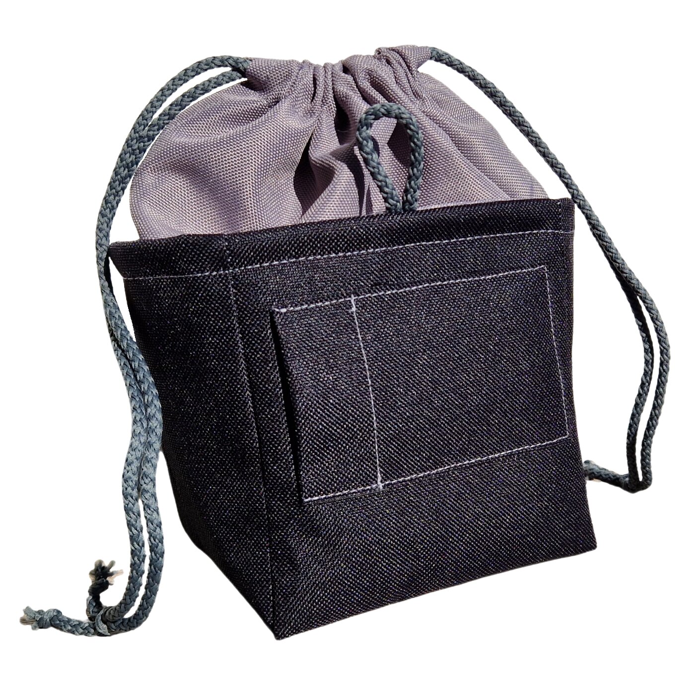 Stoffbeutel Z-Saggerl S (Nest) aus dunkelblauem Denim mit sichtbarer Fronttasche, grau-blauen geflochtenen Kordeln und hellem Innenbeutel