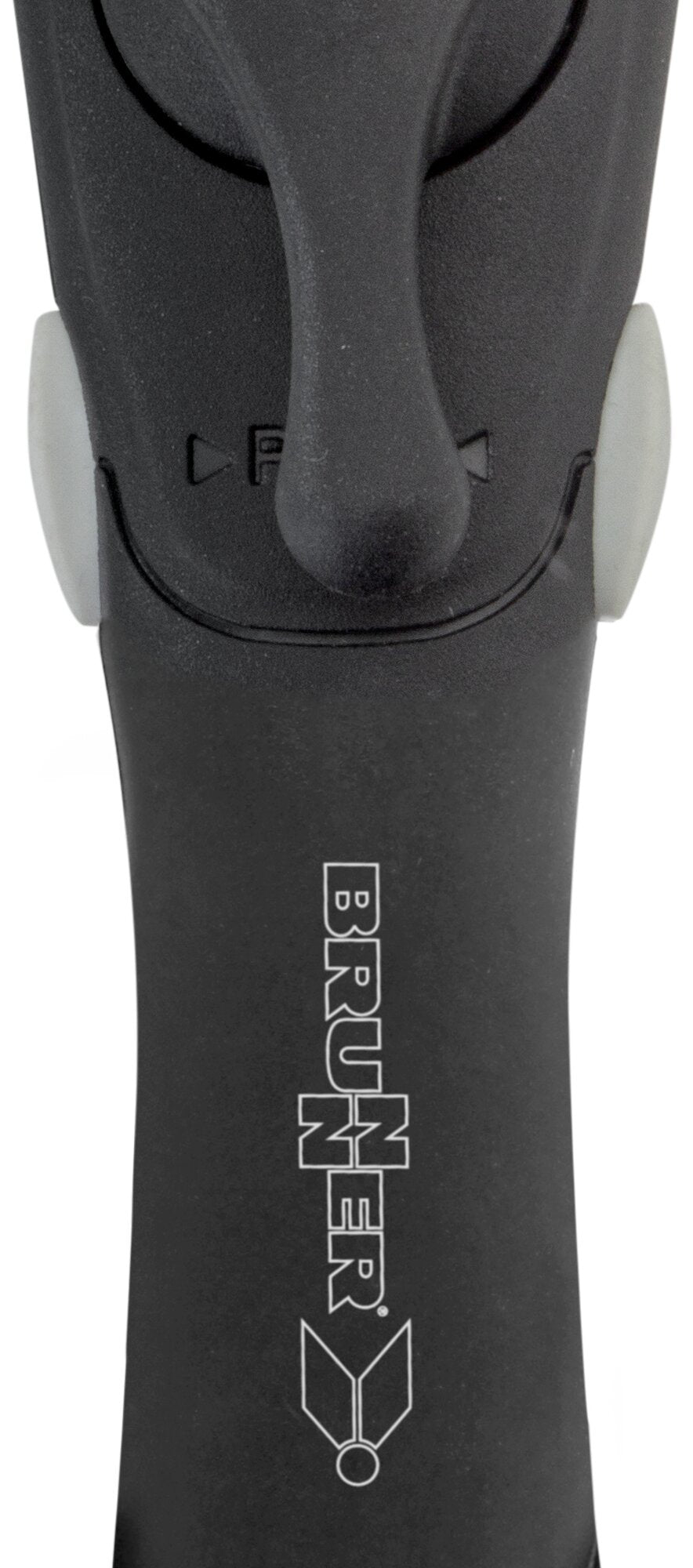 Detail eines schwarzen Griffs eines Kochtopf-Sets Fusion 7+1; seitlich helle graue Knöpfe, Brunner-Logo am Griff, Nahaufnahme