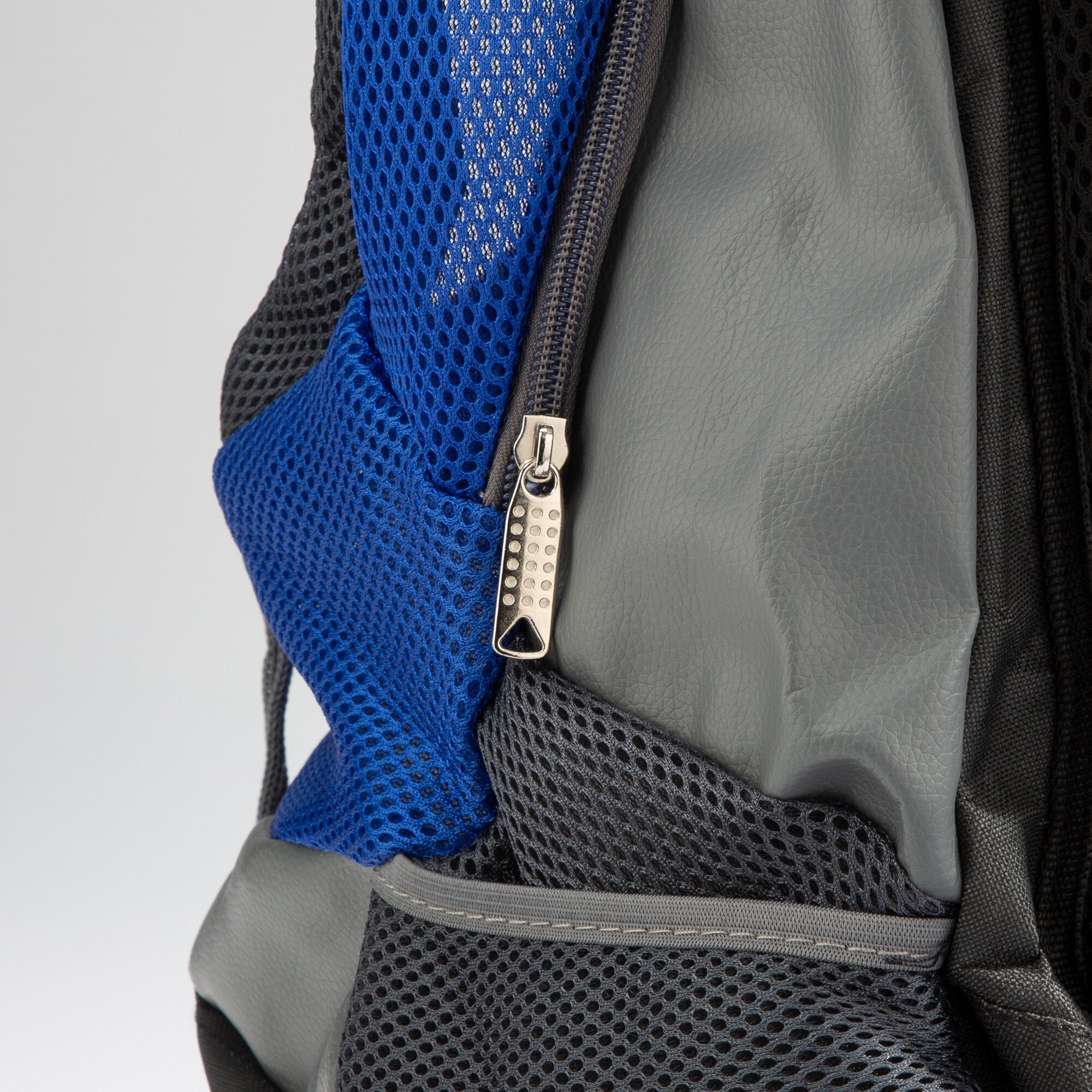 Nahaufnahme eines Hunde-Rucksacks mit blauer Mesh-Polsterung, grauer Lederimitat-Oberfläche und sichtbarem Reißverschluss
