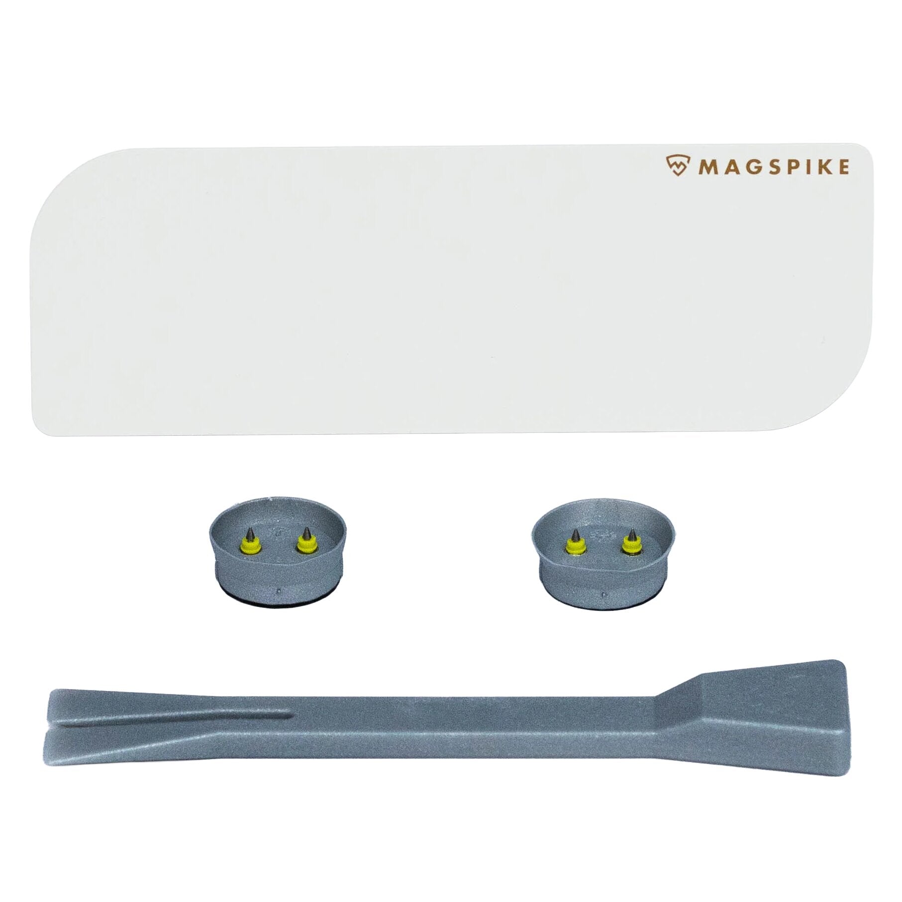 Weiße Trägerplatte mit abgerundeten Ecken und MagSpike-Logo oben rechts, darunter zwei graue runde Magnetbasen mit gelben Spitzen und ein langes Bauteil