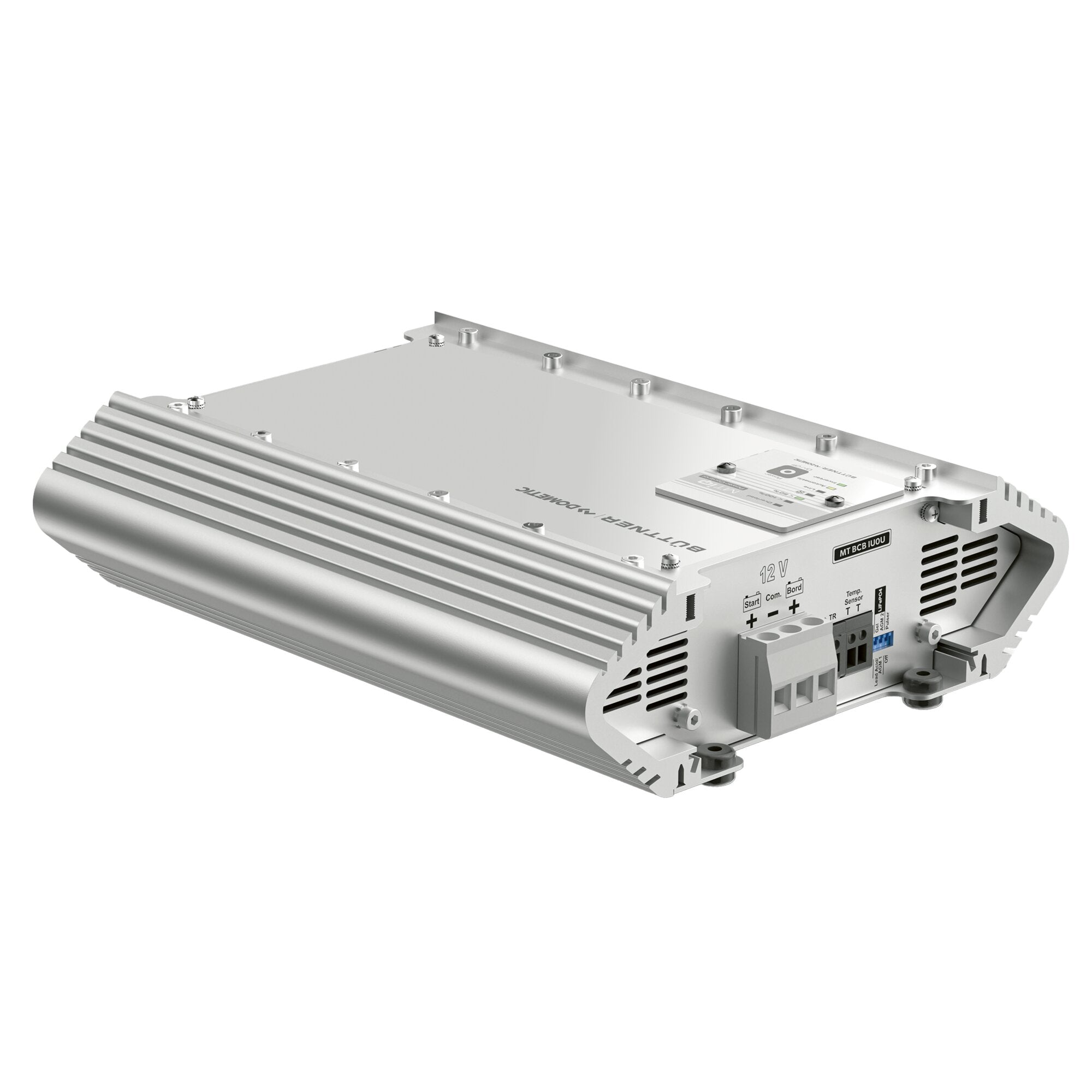 Silbernes Metallgehäuse eines Batterie-Boosters mit Kühlrippen links, obere Fläche mit Schrauben und ein Anschlussblock rechts, 12 V-Aufdruck sichtbar