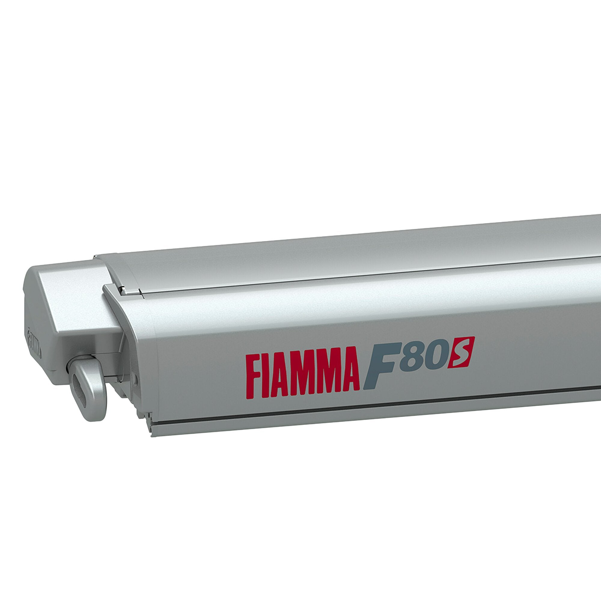 Nahaufnahme des Gehäuses einer FIAMMA F80S Markise in hellem Grau, sichtbare Endkappe und rote FIAMMA Schrift mit blauem 80S