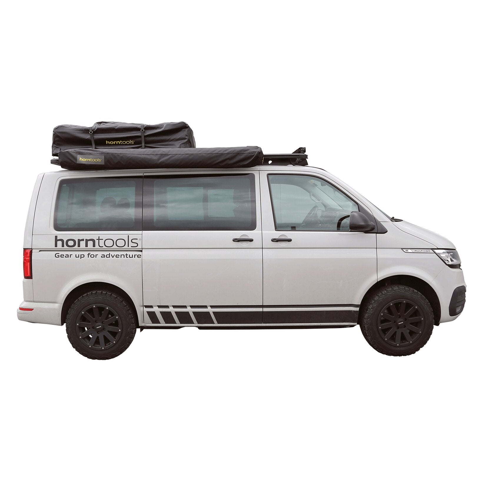 Weißer Van mit Horntools-Logo an der Seite, auf dem Dach liegen zwei schwarze Transporttaschen einer Horizon 180°, 200 cm Markise