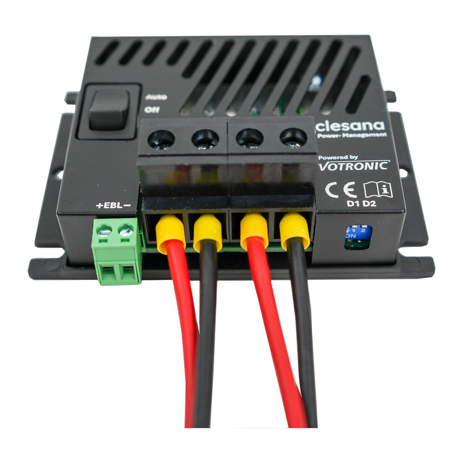 Nahaufnahme eines schwarzen Power-Management-Moduls mit Lüftungsschlitzen, grünem 2-Pol-Anschluss, vier Gelb-Klemmen und Kabeln