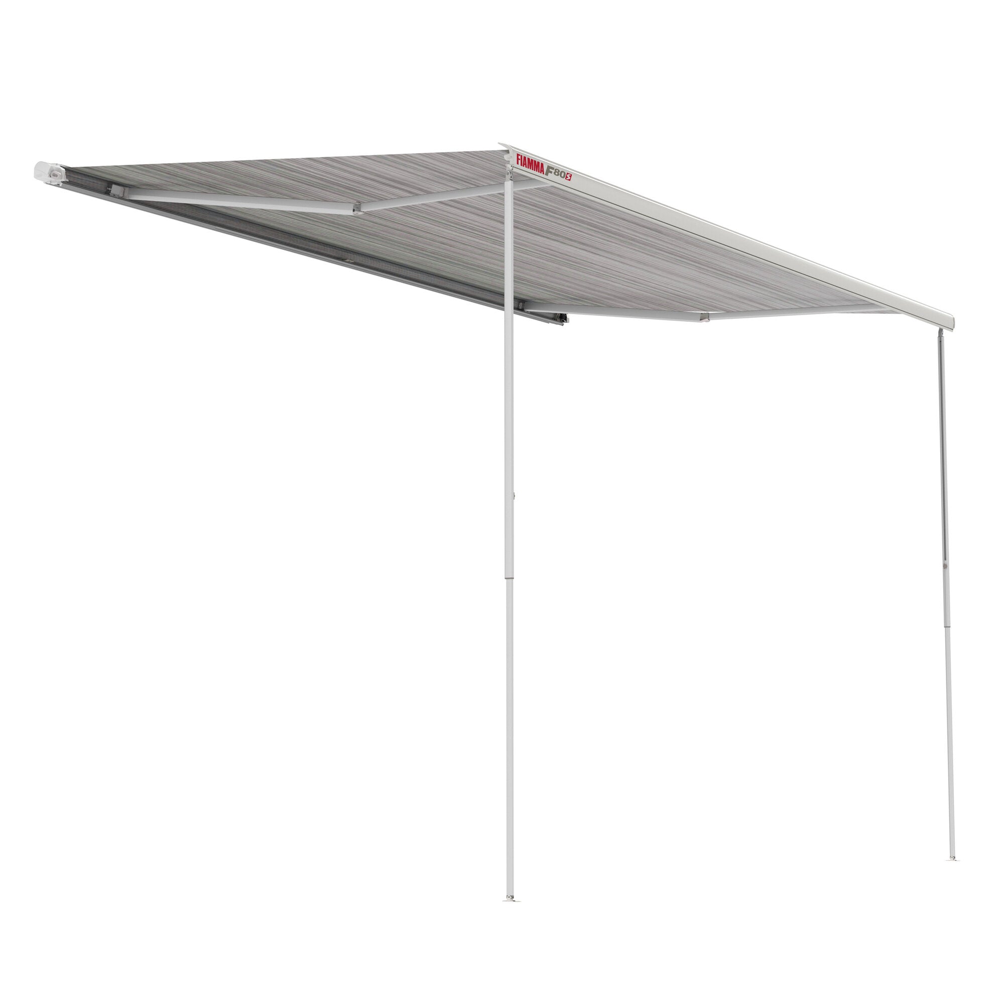 Geöffnete Markise F80 S in Titan mit Royal Grey Streifenstoff, Tragarmkonstruktion und FIAMMA F80 S Aufschrift am Ausleger