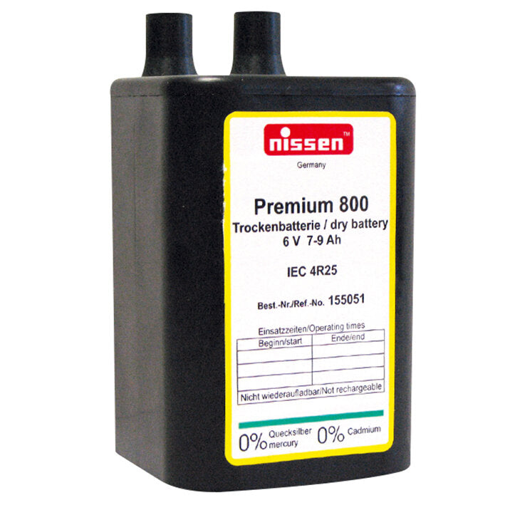Schwarze rechteckige Trockenbatterie mit zwei oberen Anschlüssen; gelbes Label zeigt Nissen-Logo, Premium 800, 6 V, 7–9 Ah, IEC 4R25