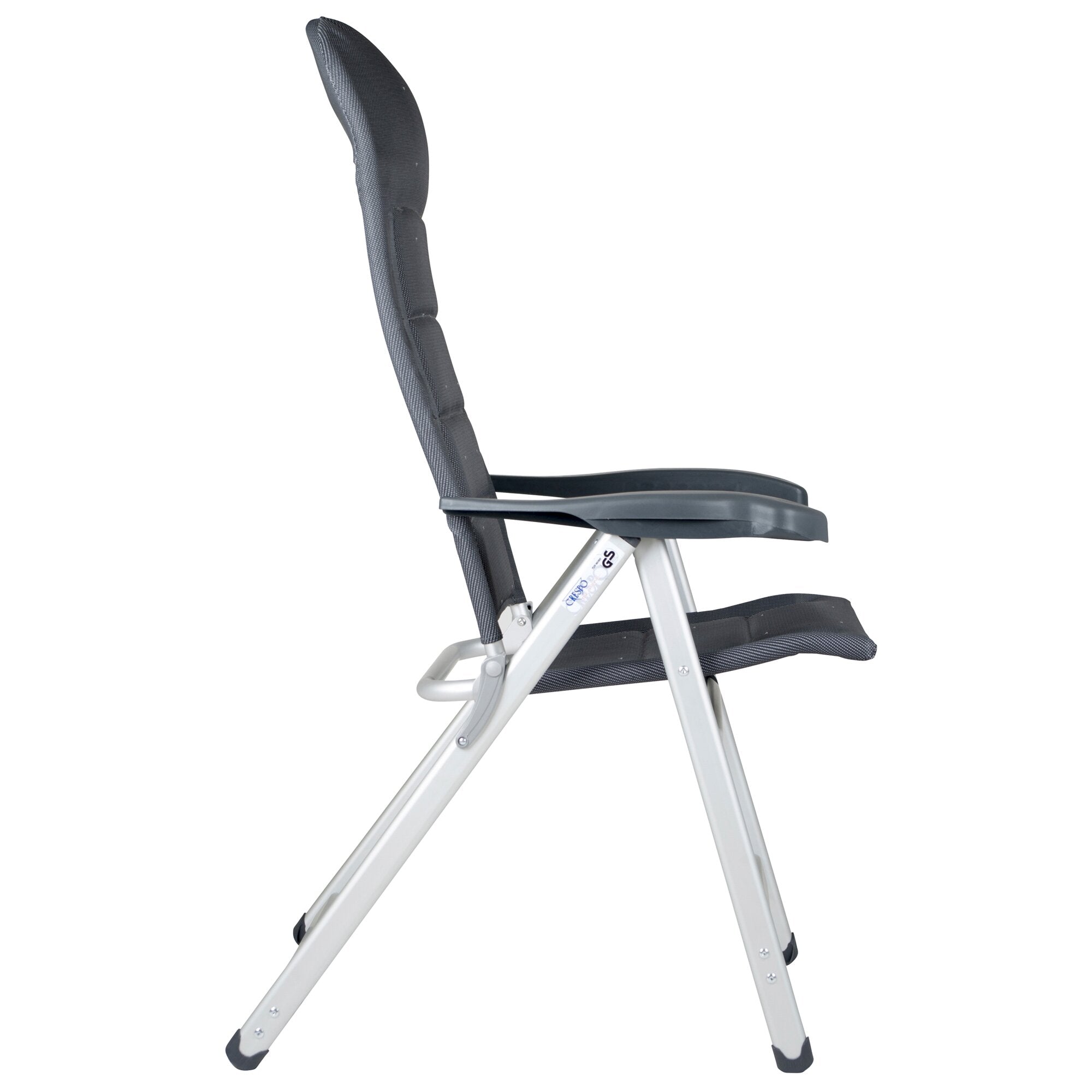 Seitliche Nahaufnahme eines zusammenklappbaren Campingstuhls M AL/237 Deluxe in dunkelgrauem Stoff mit hellem Metallgestell und Armlehne