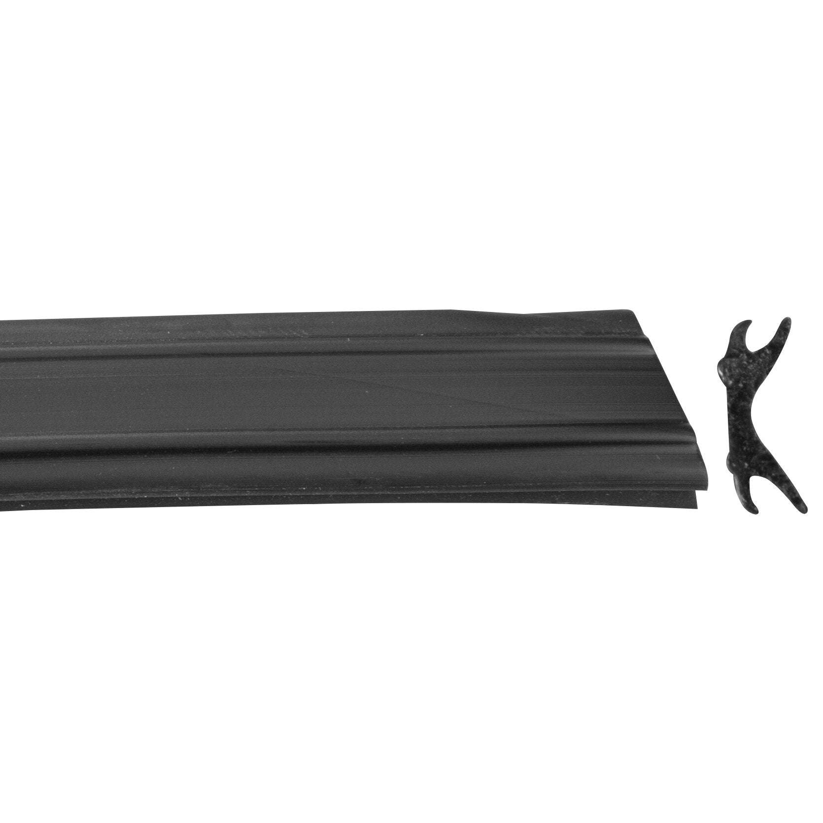 Schwarzbrauner, flacher Leistenfüller mit gerippter Oberfläche, horizontal im Bild; rechts eine dunkle, handähnliche Halteform erkennbar