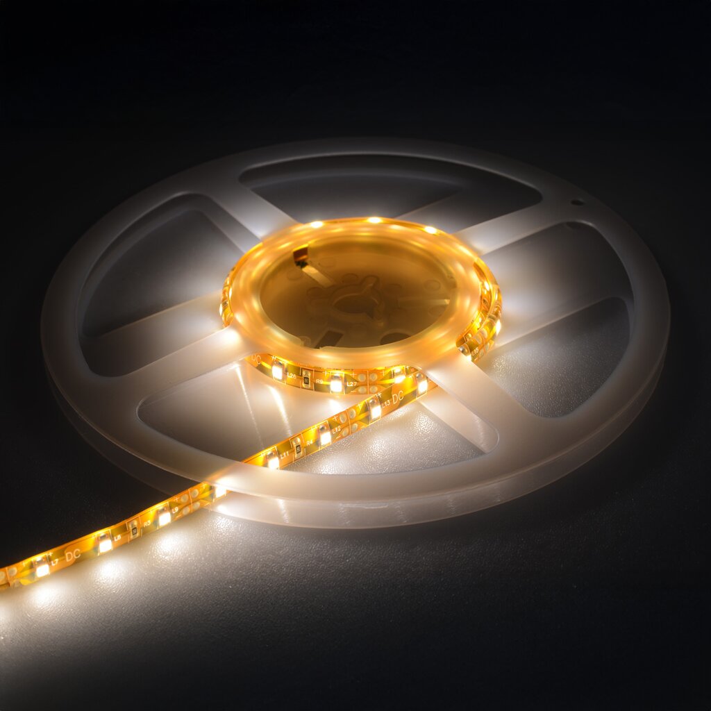 Warmweißes LED-Lichtband, 100 cm lang, aufgewickelt um eine runde weiße Spule; einzelne LEDs leuchten hell orange auf dunklem Hintergrund