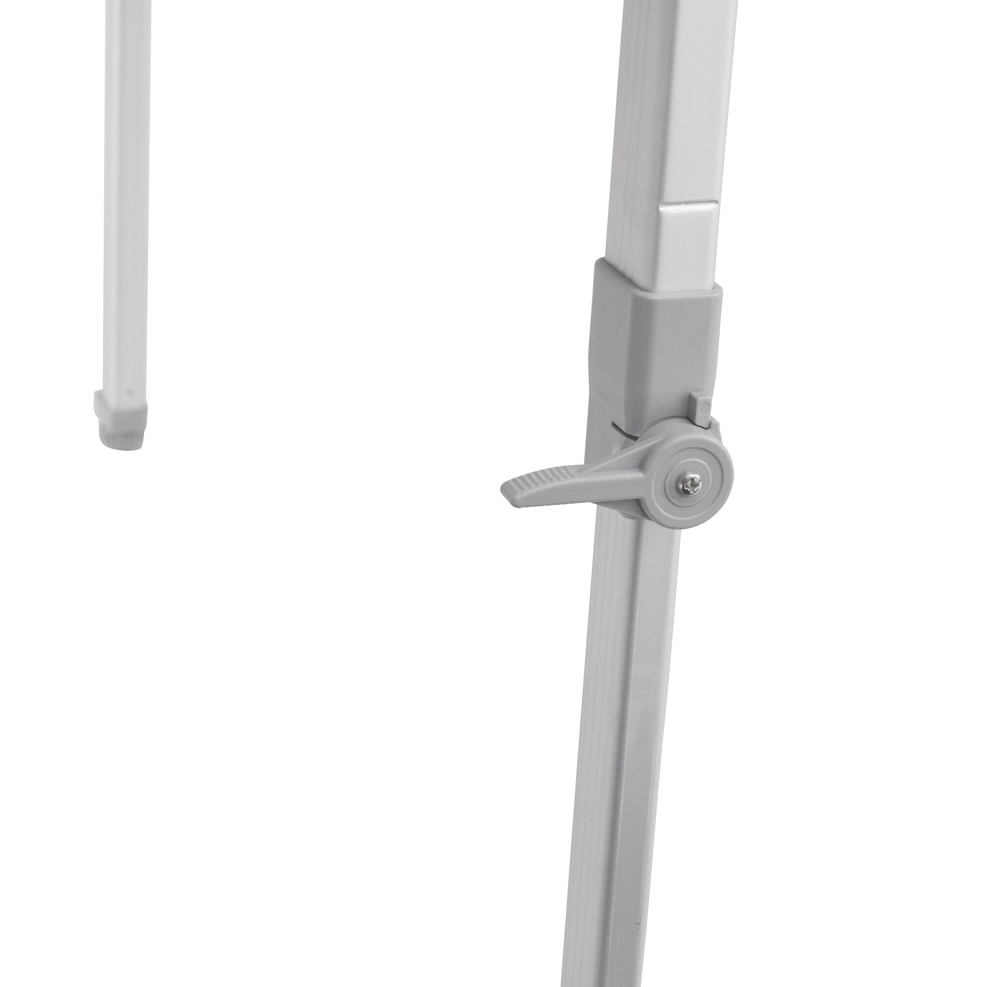 Detailaufnahme eines faltbaren Tischbeins aus silbernem Metall, sichtbare Verbindungsplatte und graue Fußkappe mit Schraubverbindung, weißer Hintergrund