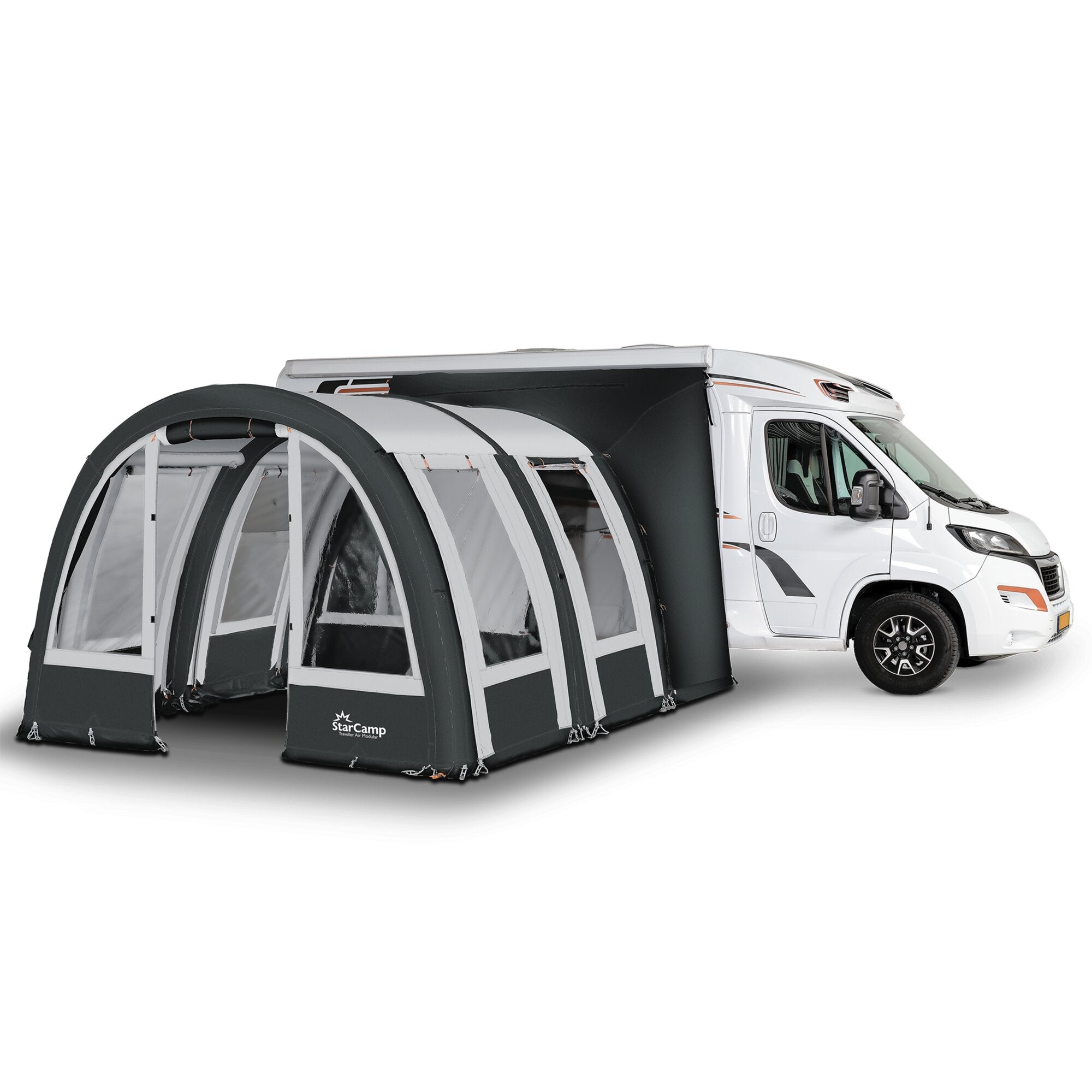 Seitenansicht eines Wohnmobils mit dem StarCamp Traveller Air Modular Busvorzelt, dunkles Zelt mit großen transparenten Fenstern und Rundbogenrahmen