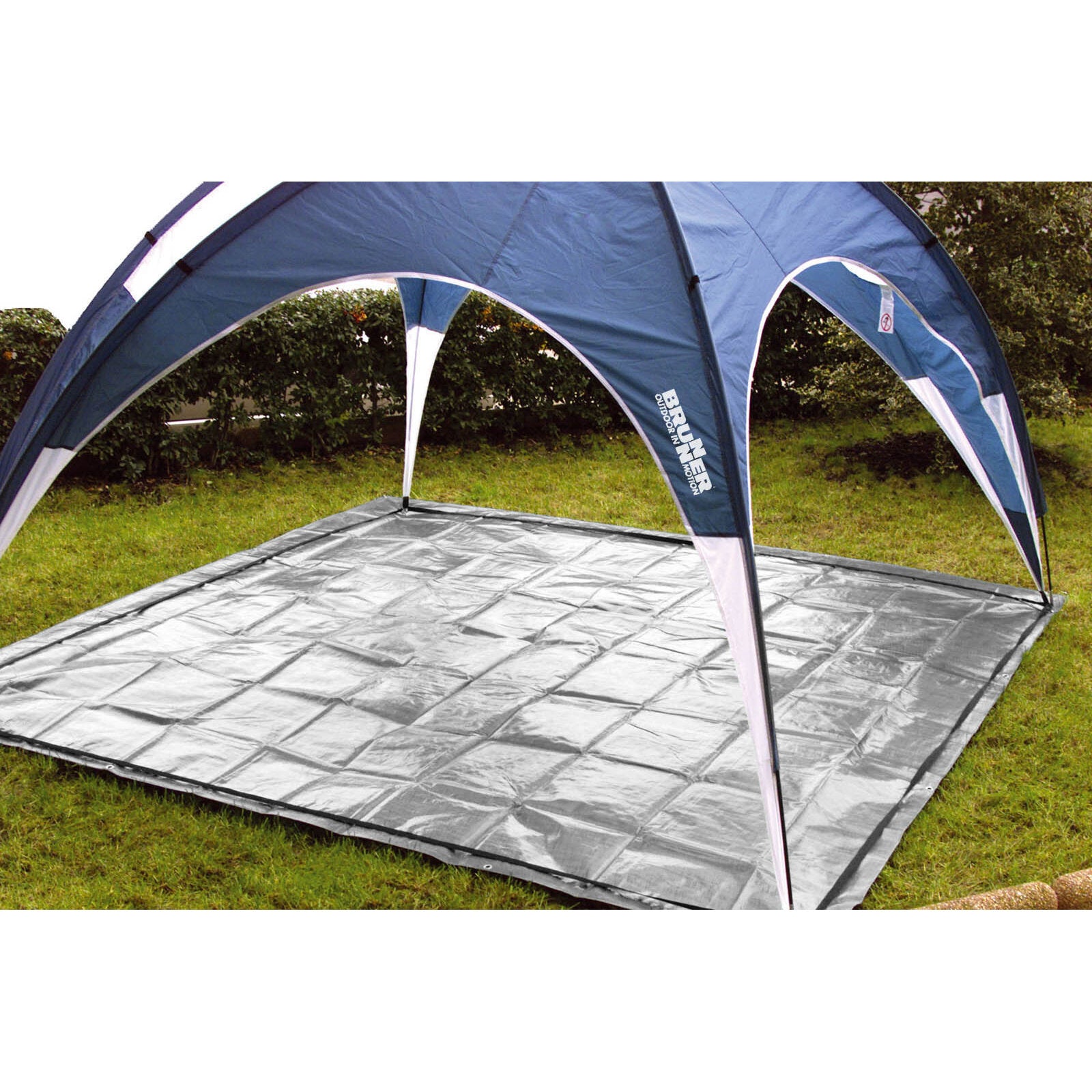 Großes blaues Bogen-Zelt mit weißen Randstreifen, steht auf einer silbernen Bodenplane im Garten, Brunner Outdoor-Logo sichtbar