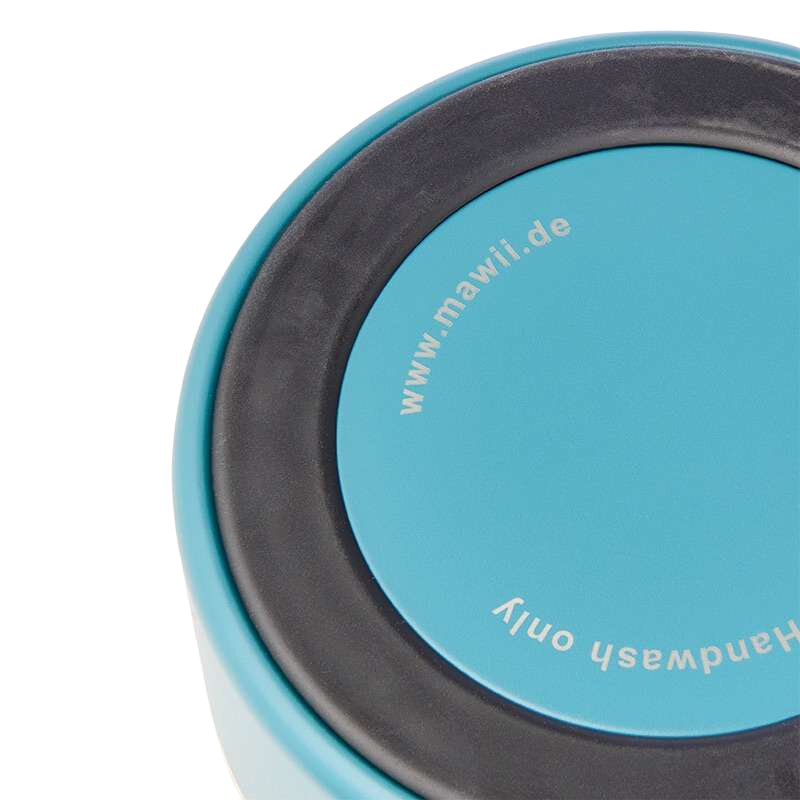 Nahaufnahme eines runden Fressnapfes mit blauem Kunststoffteil und schwarzem Gummiring; umlaufender Text ist sichtbar