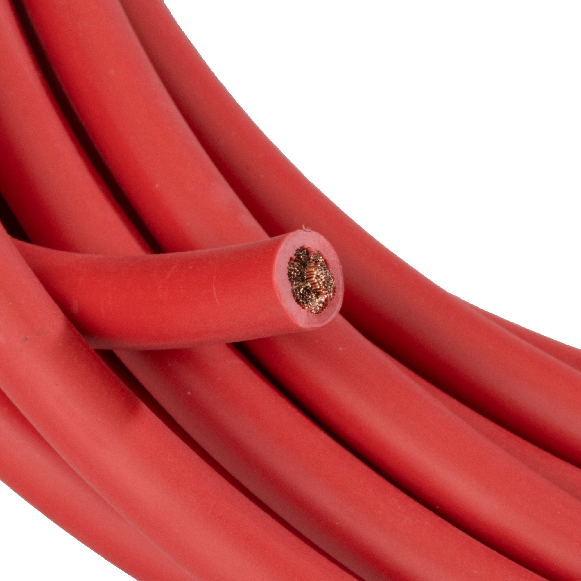 Nahaufnahme mehrerer roter Kabel mit freiliegten Kupferlitzen an der Endfläche, isolierte Rundkabel, Farbe rot, Querschnitt 70 mm²