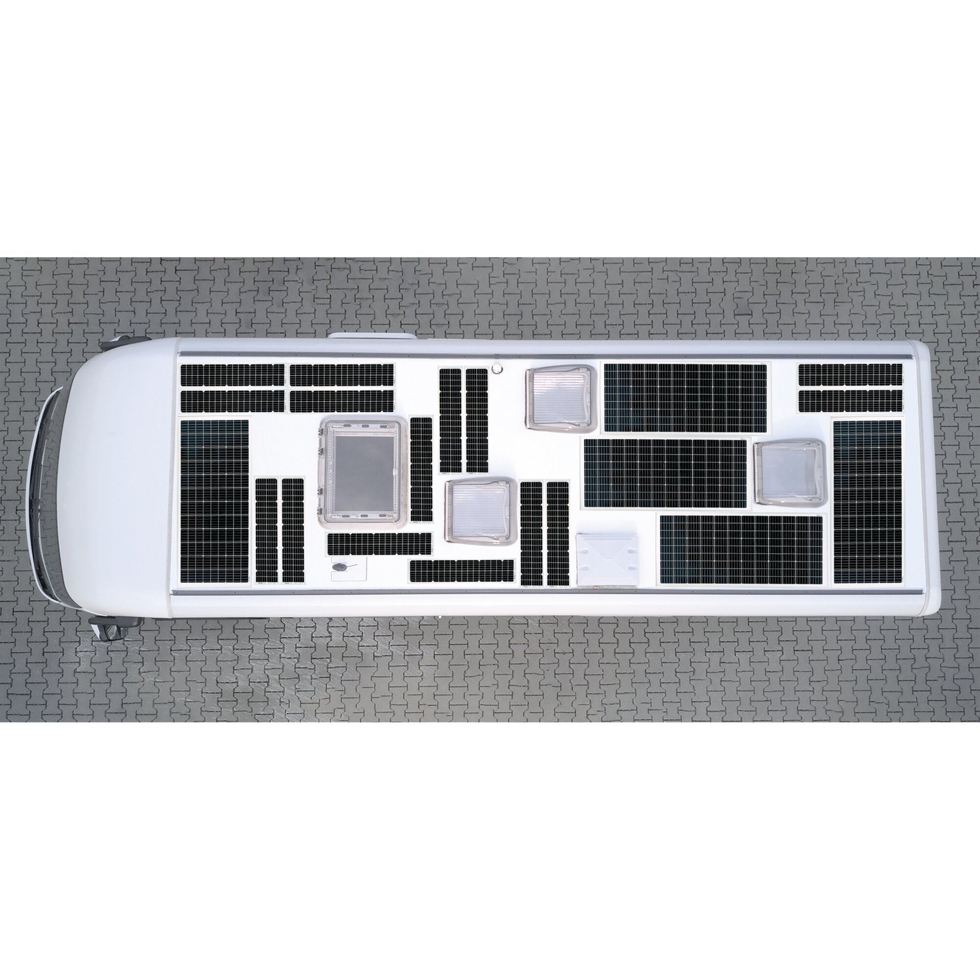 Blick von oben auf ein weißes Wohnmobil-Dach mit vielen schwarzen Solarmodulen in Rasteranordnung, flankiert von Dachfenstern und Belüftungsgittern