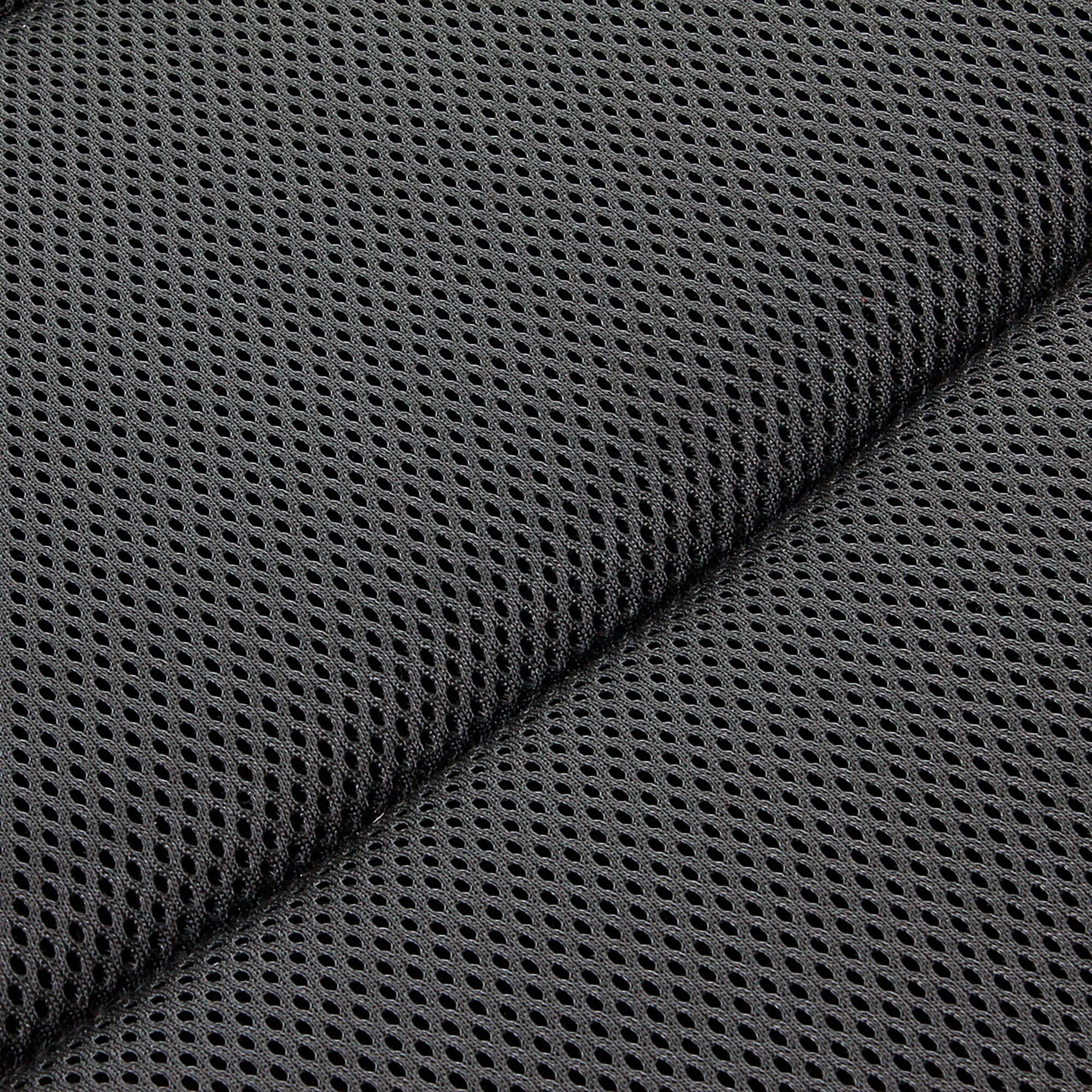 Nahaufnahme eines schwarzen Mesh-Gewebes mit regelmäßigen Lochungen, vermutlich der Sitzfläche eines Campingstuhls
