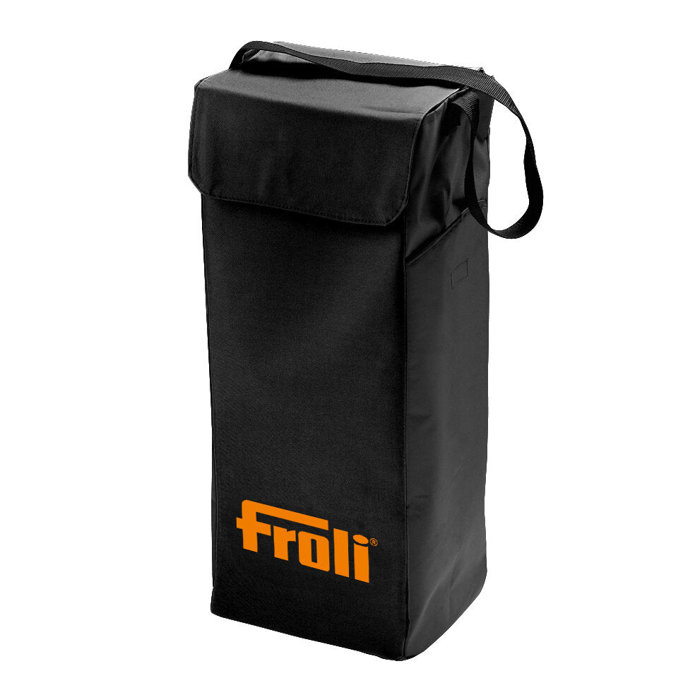 Schwarze rechteckige Tragetasche aus Stoff mit Tragegurt und Deckelklappe, vorne unten sichtbar orangefarbenes Froli-Logo
