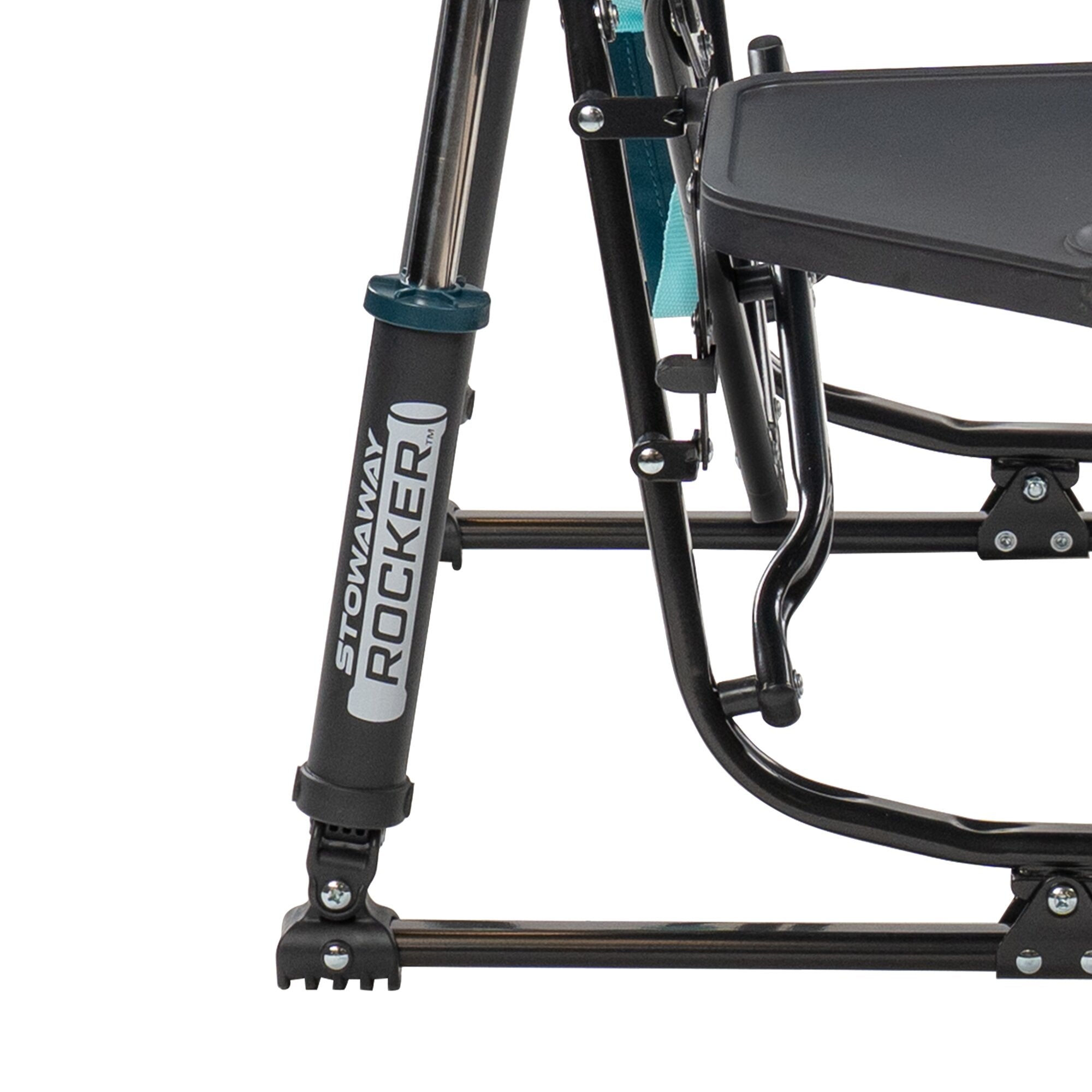 Detailaufnahme eines Camping-Schaukelstuhls Stowaway Rocker mit Tisch, schwarzer Rahmen, blaue Fußkappe am Bein und sichtbarer STOWAWAY ROCKER Beschriftung