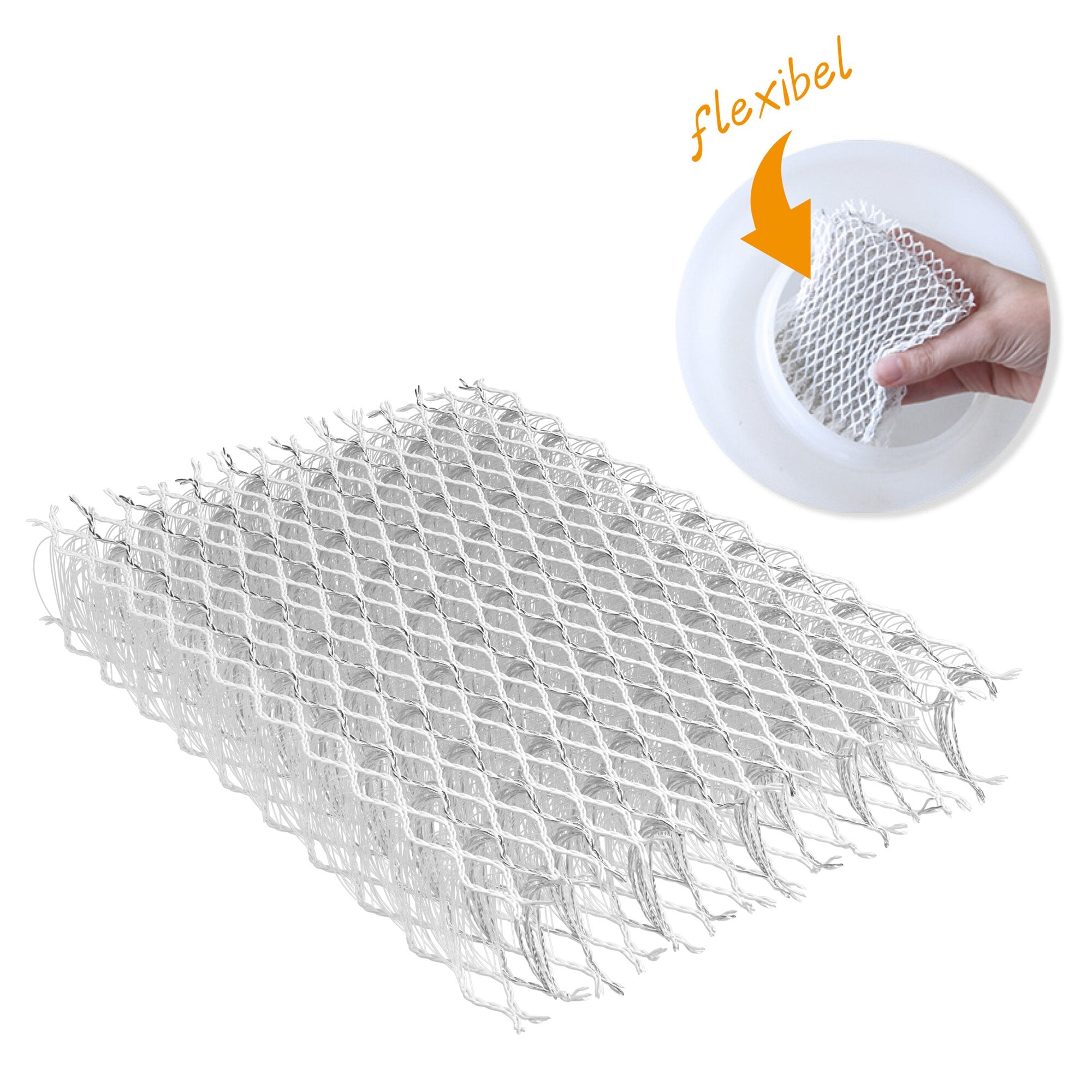 Eine Hand legt ein flexibles weißes Netz in einen runden weißen Behälter; im Vordergrund wirkt ein großes Netzgewebe, der Hintergrund ist weiß