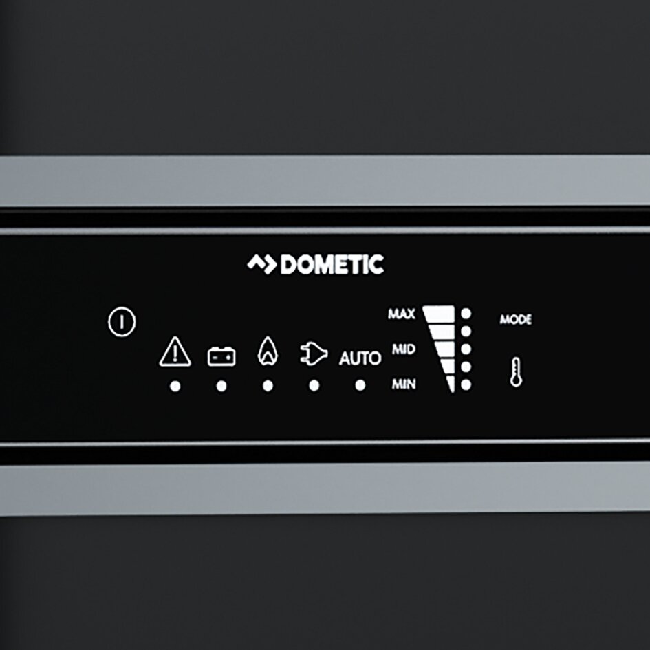 Nahaufnahme der Frontblende eines schwarzen Dometic Absorber-Kühlschranks mit Logo und Symbolen für Ein/Aus, Warnung, Batterie, AUTO sowie MAX/MIN-Stufen