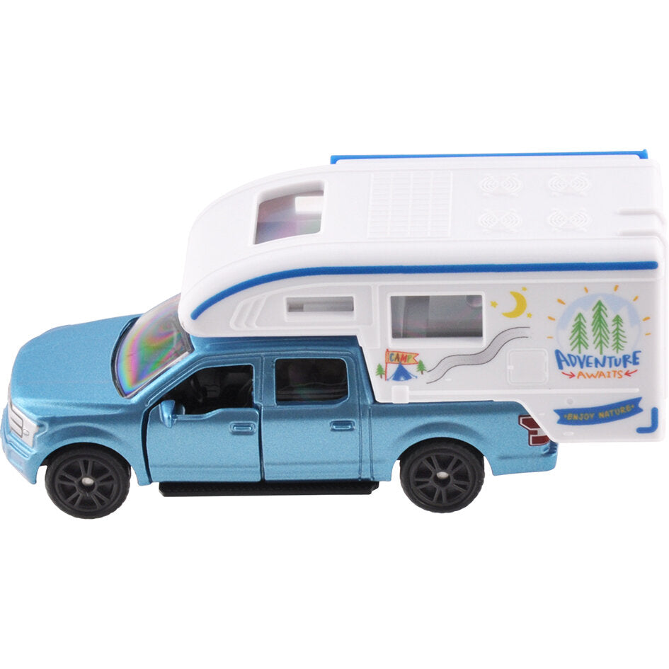 Spielzeugmodell eines Ford F-150 Pick-Up mit blauem Fahrerhaus und weißem Wohnaufbau, seitliche Campinggrafik und Adventure awaits Schriftzug