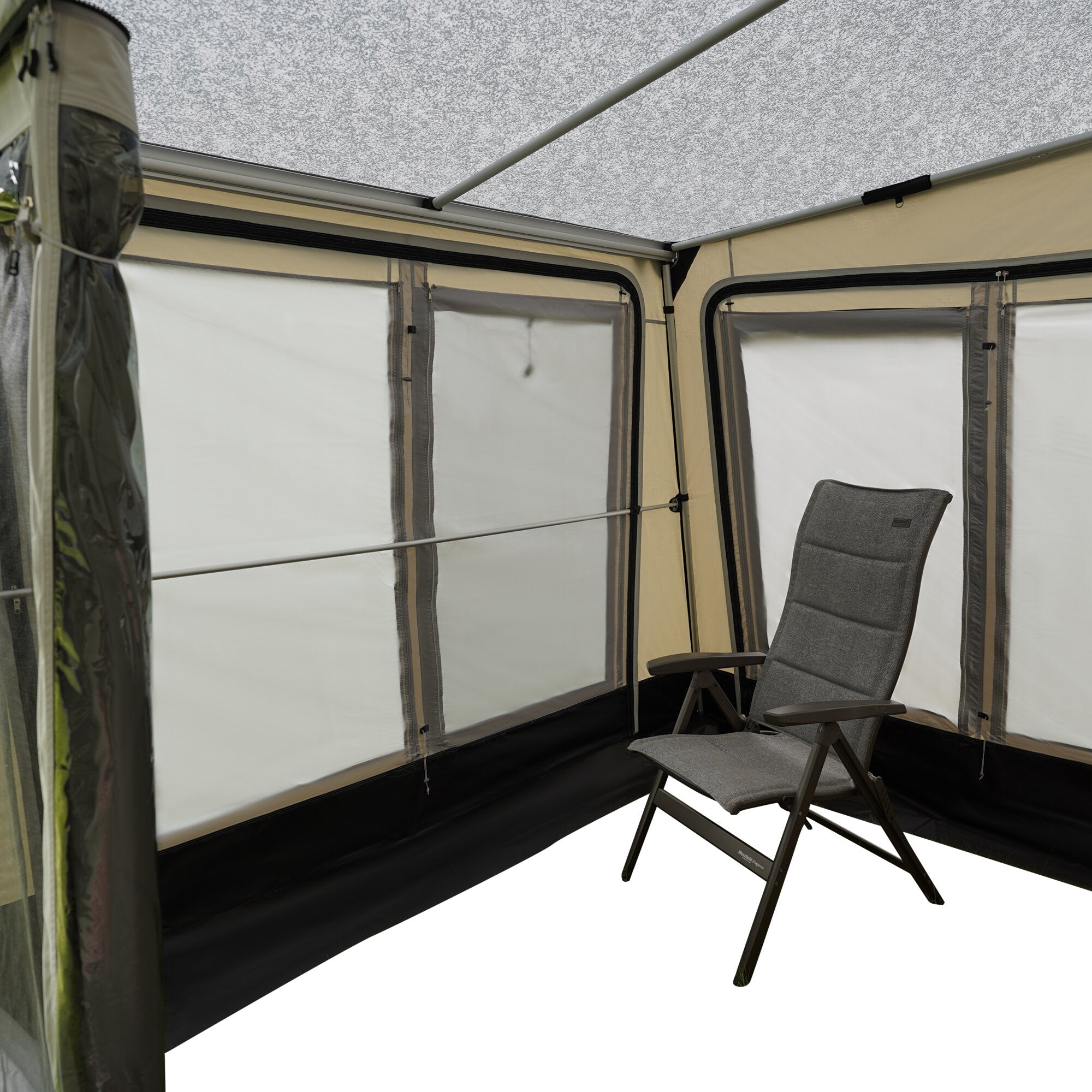 Verandarahmen Luna Plus rechts im Innenbereich eines Campingzeltes, beige Wände mit Reißverschlüssen, graue Rahmenstangen, grauer Klappstuhl