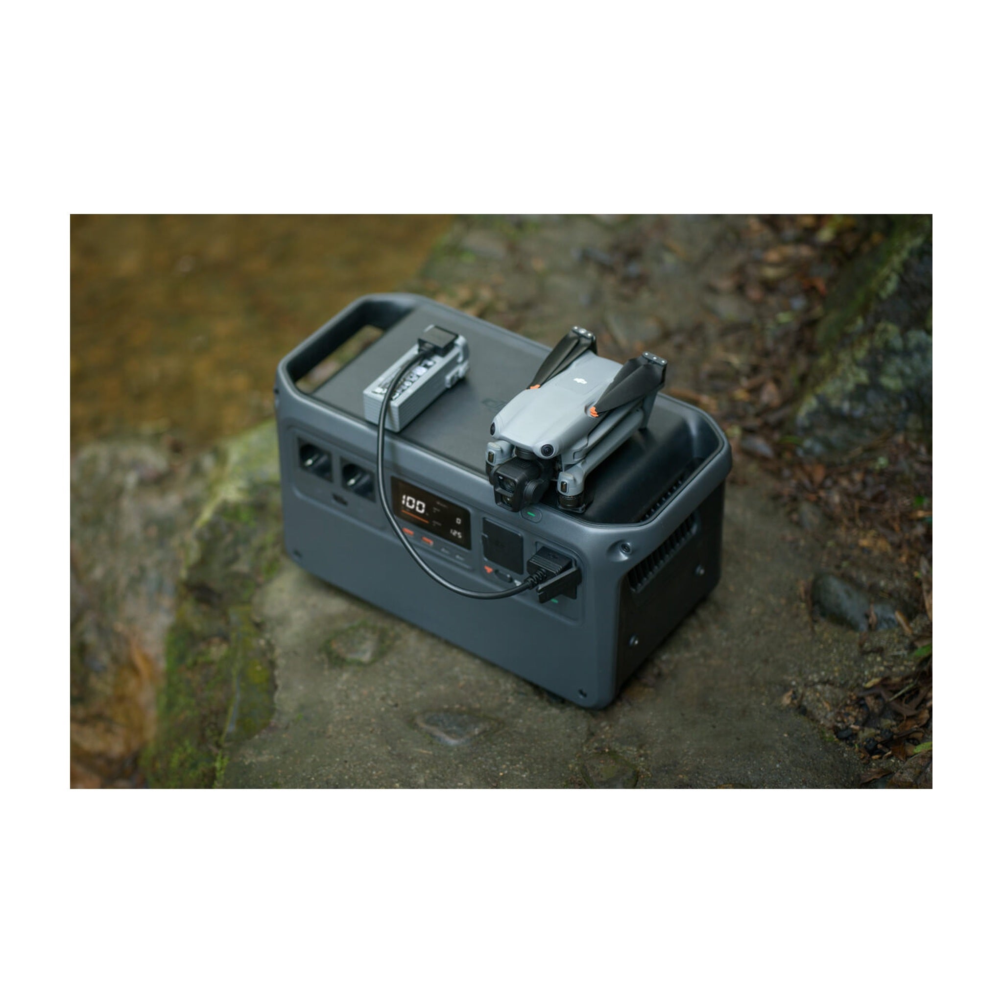 DJI Powerstation lädt DJI Air 3 Akku im Outdoor-Einsatz