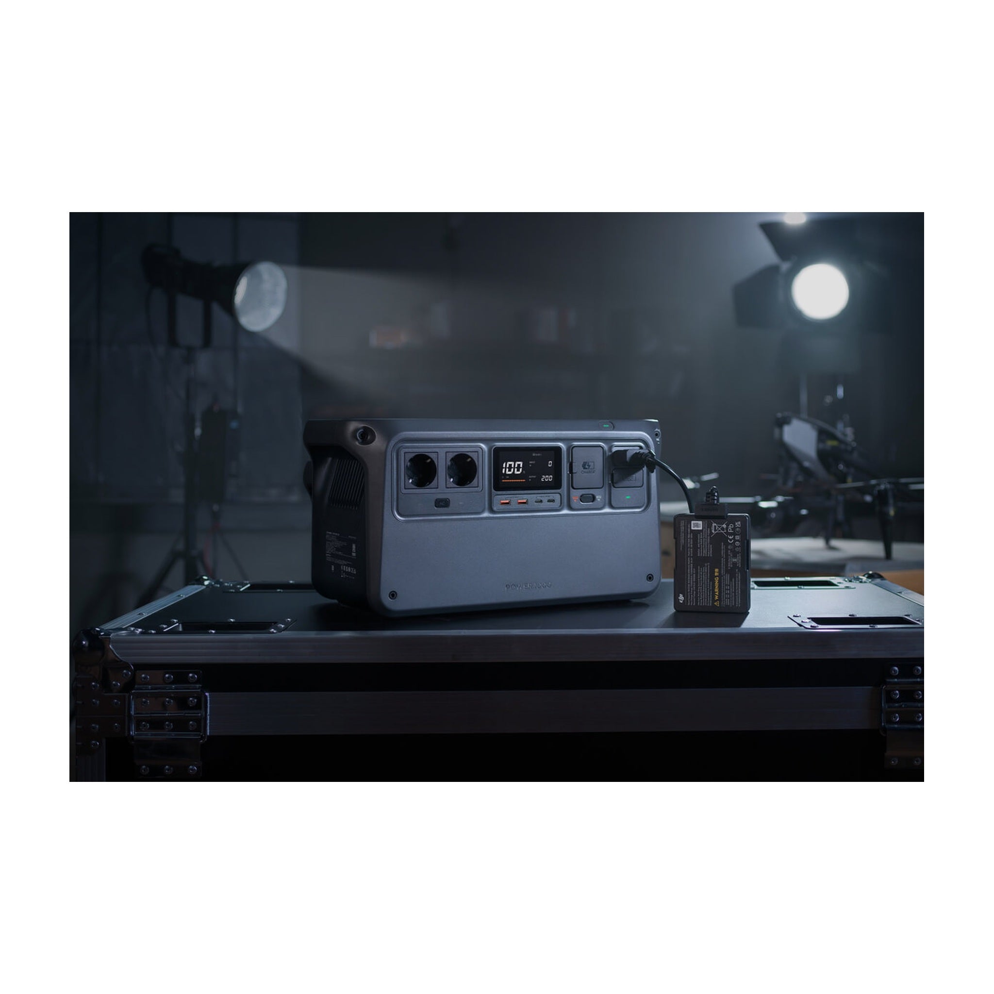 DJI Powerstation lädt Inspire-3-TB51-Akku am Filmset