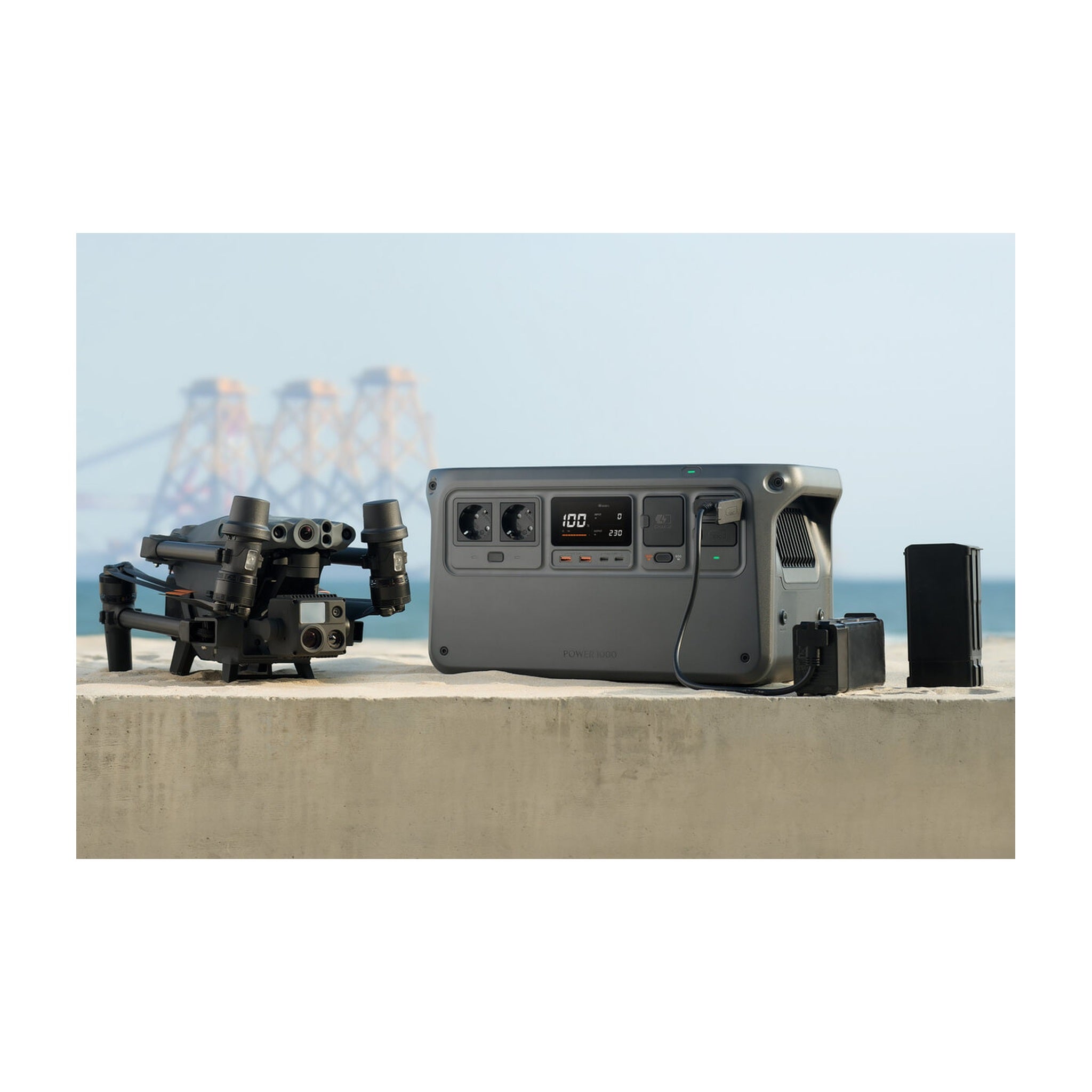 DJI Matrice 30 mit DJI Powerstation beim mobilen Laden eines TB30 Akkus
