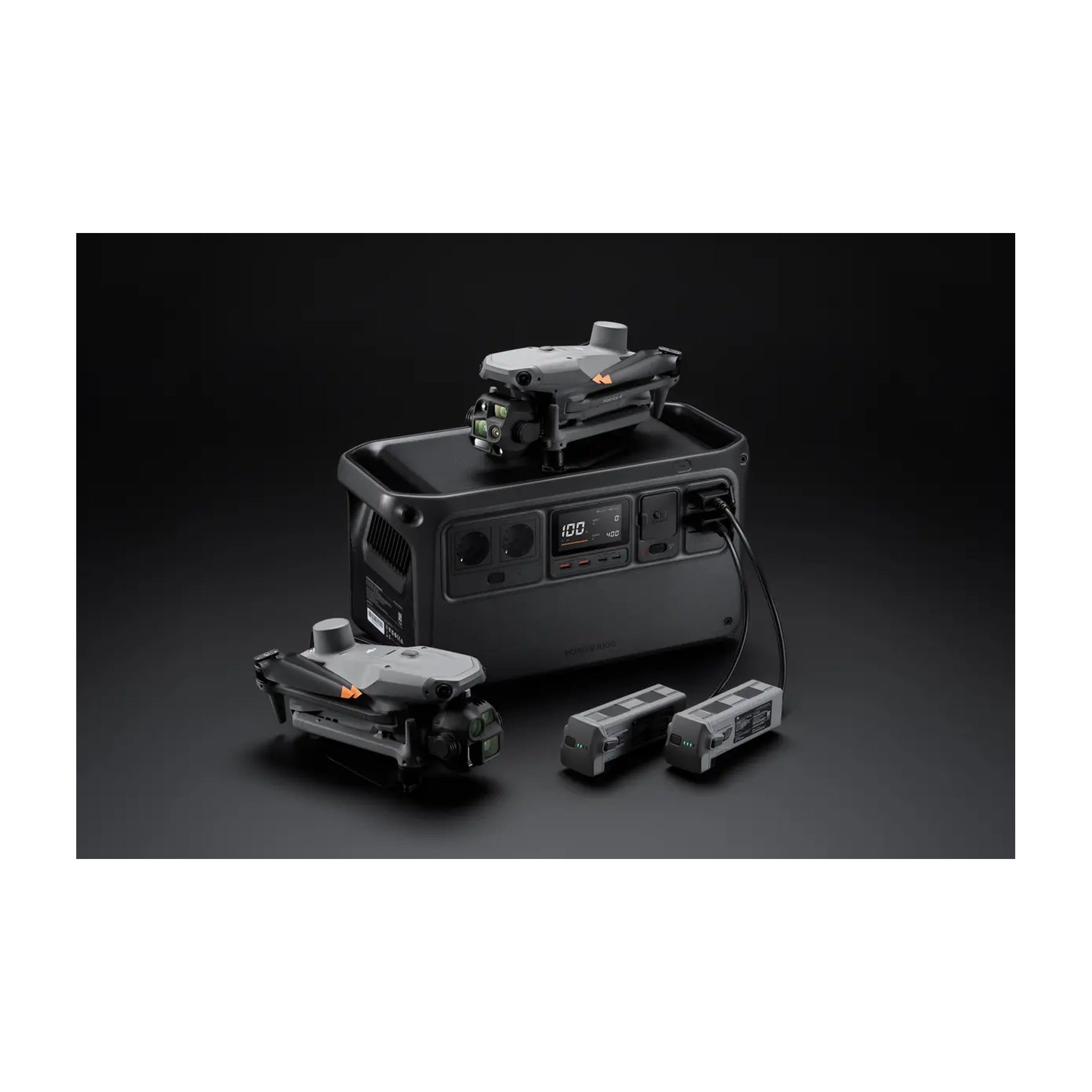 DJI Matrice 4 Drohnen und Akkus mit DJI Powerstation beim mobilen Laden