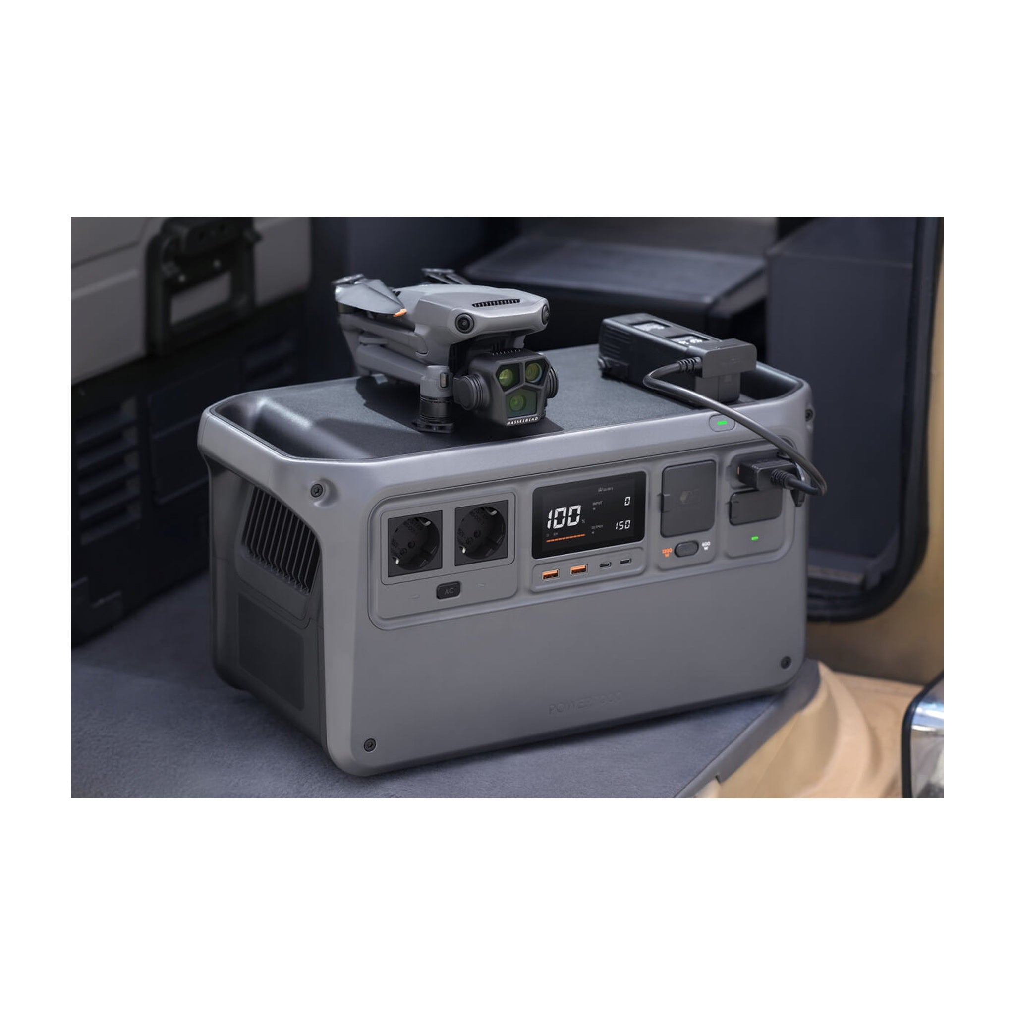 DJI Mavic 3 mit DJI Powerstation beim mobilen Laden eines Flugakkus