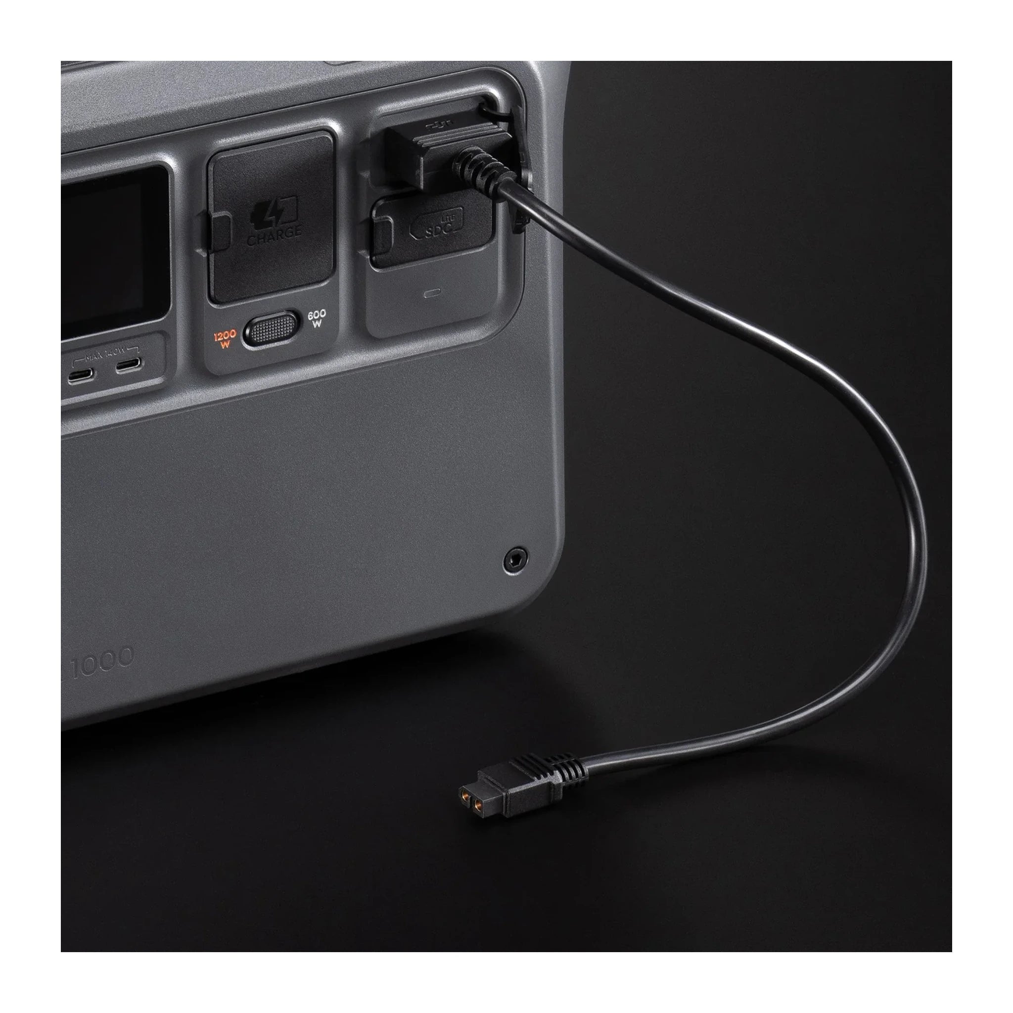 DJI Power SDC-zu-XT60-Kabel am SDC-Anschluss einer Powerstation
