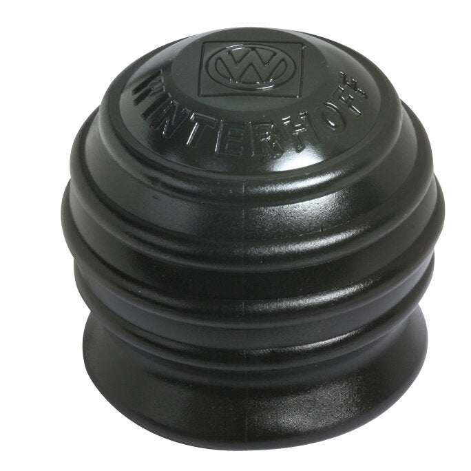 Schwarze, glänzende Schutzkappe mit stufig gewellter Oberfläche und VW-Logo auf der Oberseite