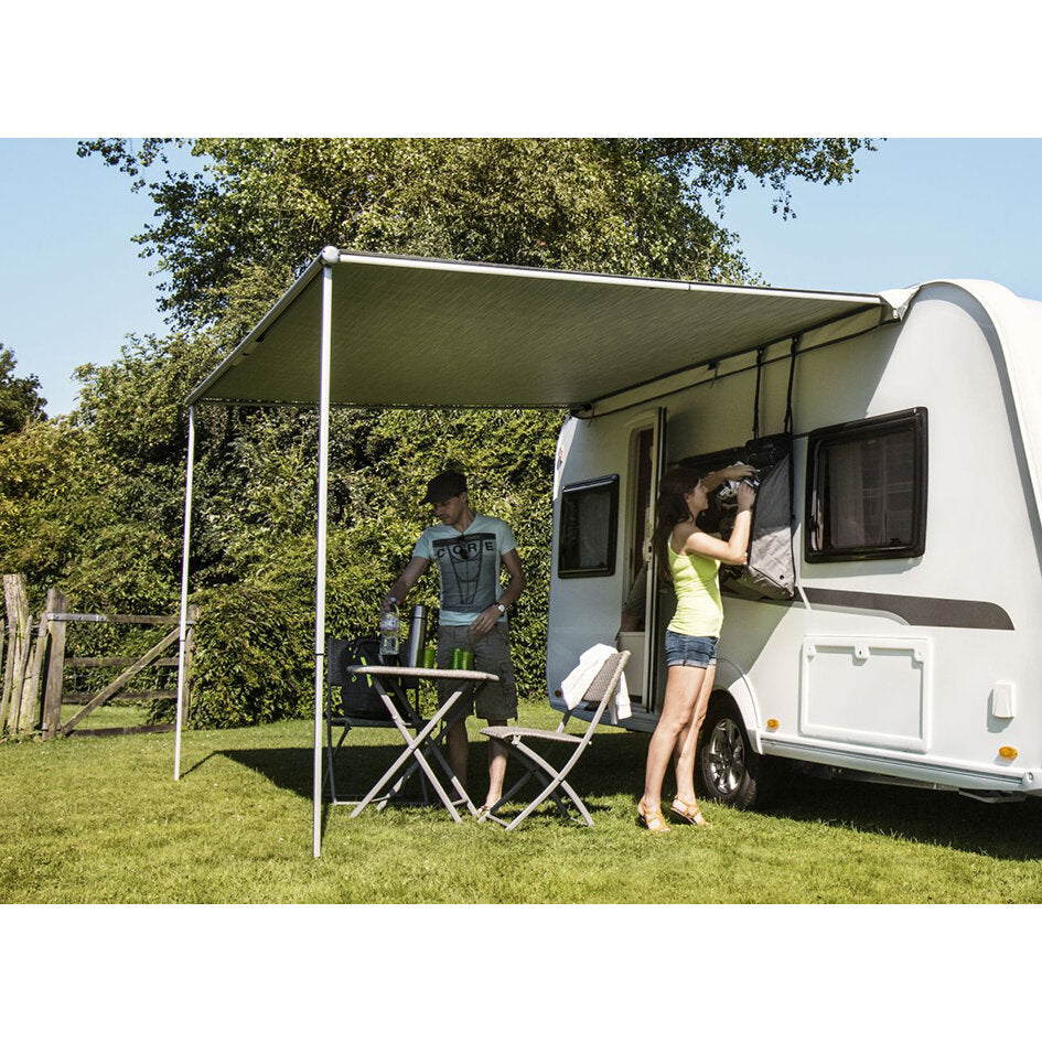 Ausziehbare Markise Thule Omnistor 1200, 3,75 x 2,5 m in Mystic-Grau, weiße Tasche, am Wohnwagen installiert und ausgeklappt