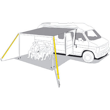 Wohnmobil mit ausgeklapptem Seitenvorbau; gelbe Abspannbänder sichern die Stützen des Vorbaus, darunter sitzen mehrere Personen im Schatten