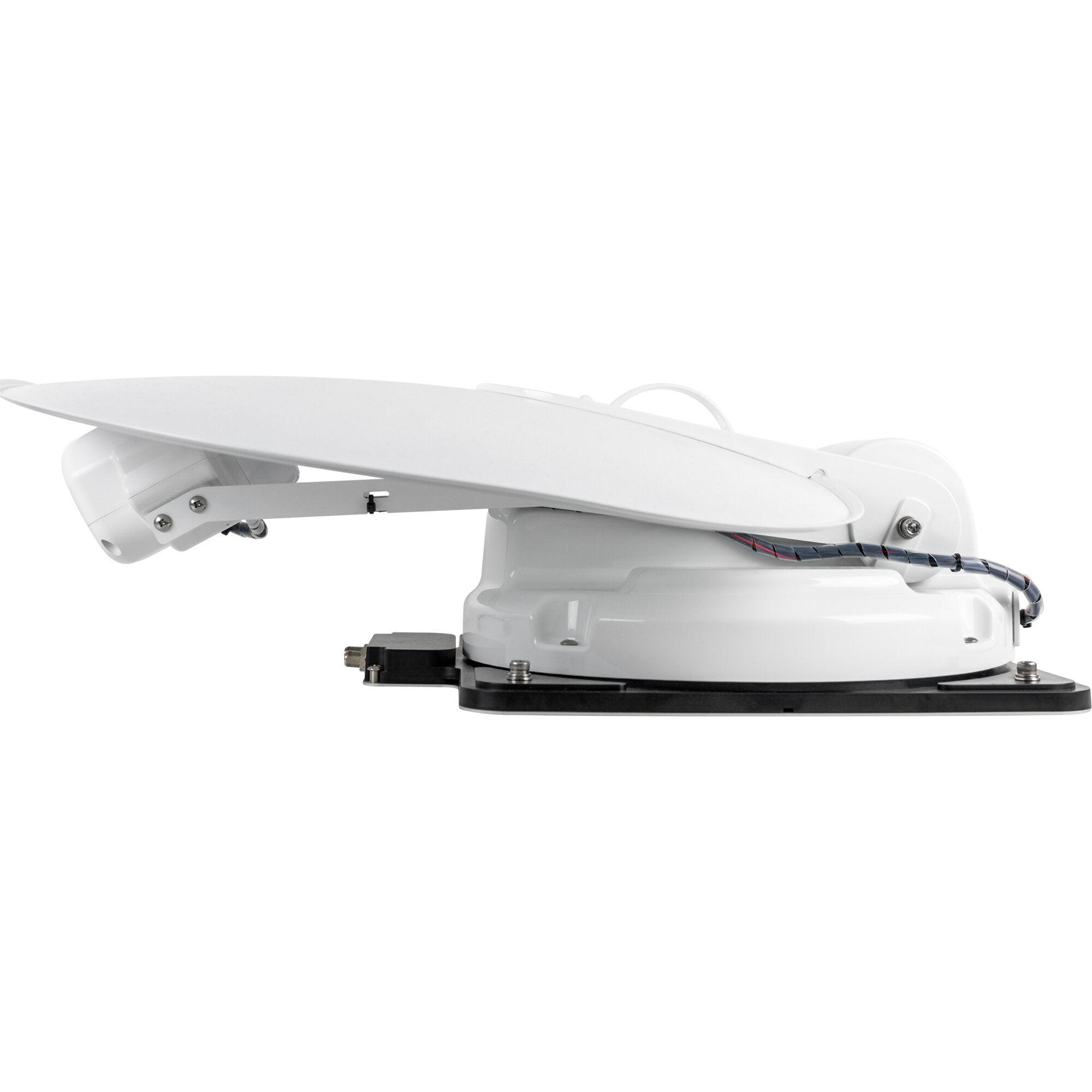 Seitenansicht einer weißen Satellitenschüssel Caravanman 55 Professional GPS, Haltearm und Montagesockel sichtbar, Kabelführung erkennbar