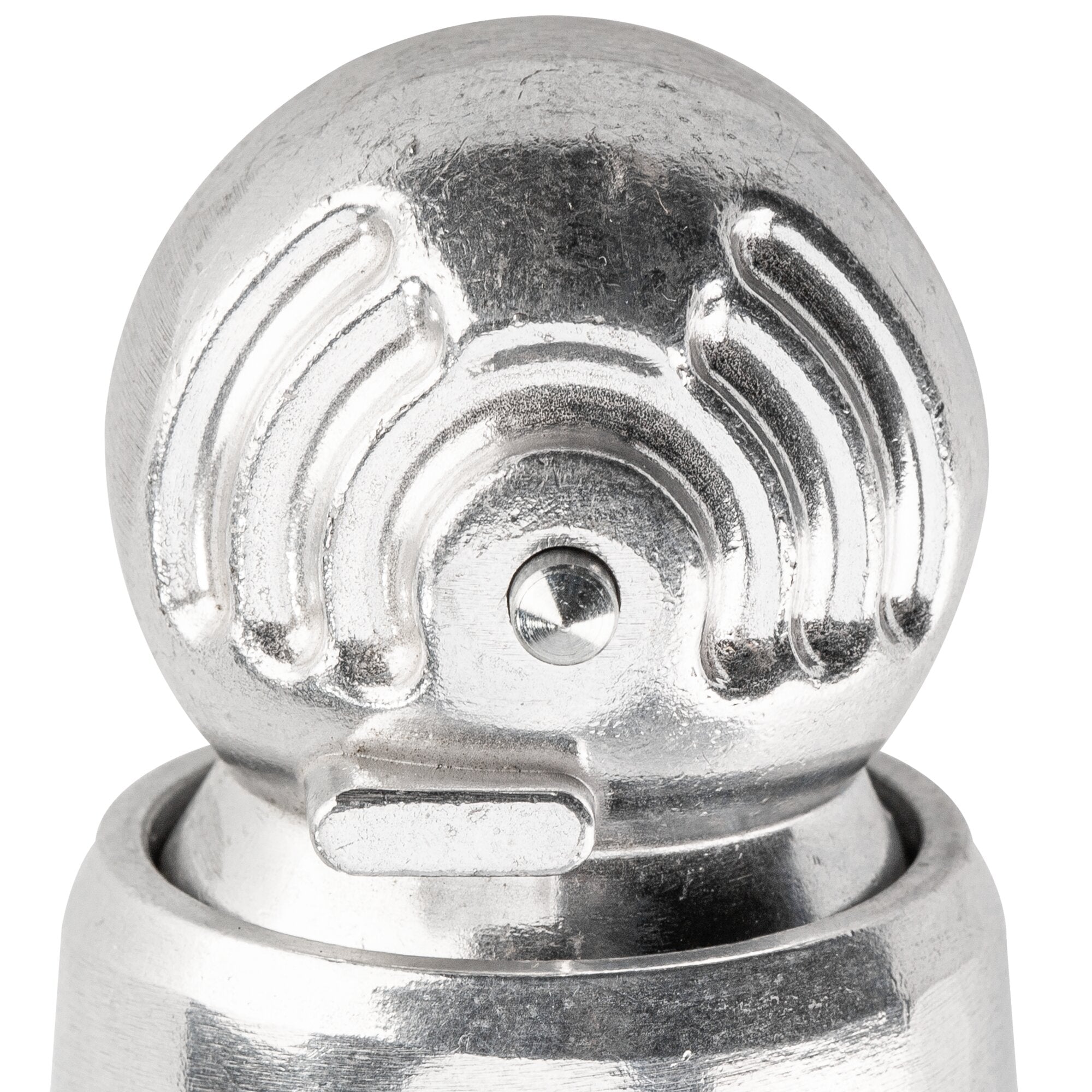 Nahaufnahme eines silbernen, kugelförmigen Metallteils mit konzentrischen Ringen, glänzend verchromt, zentrale Schraube im unteren Bereich sichtbar