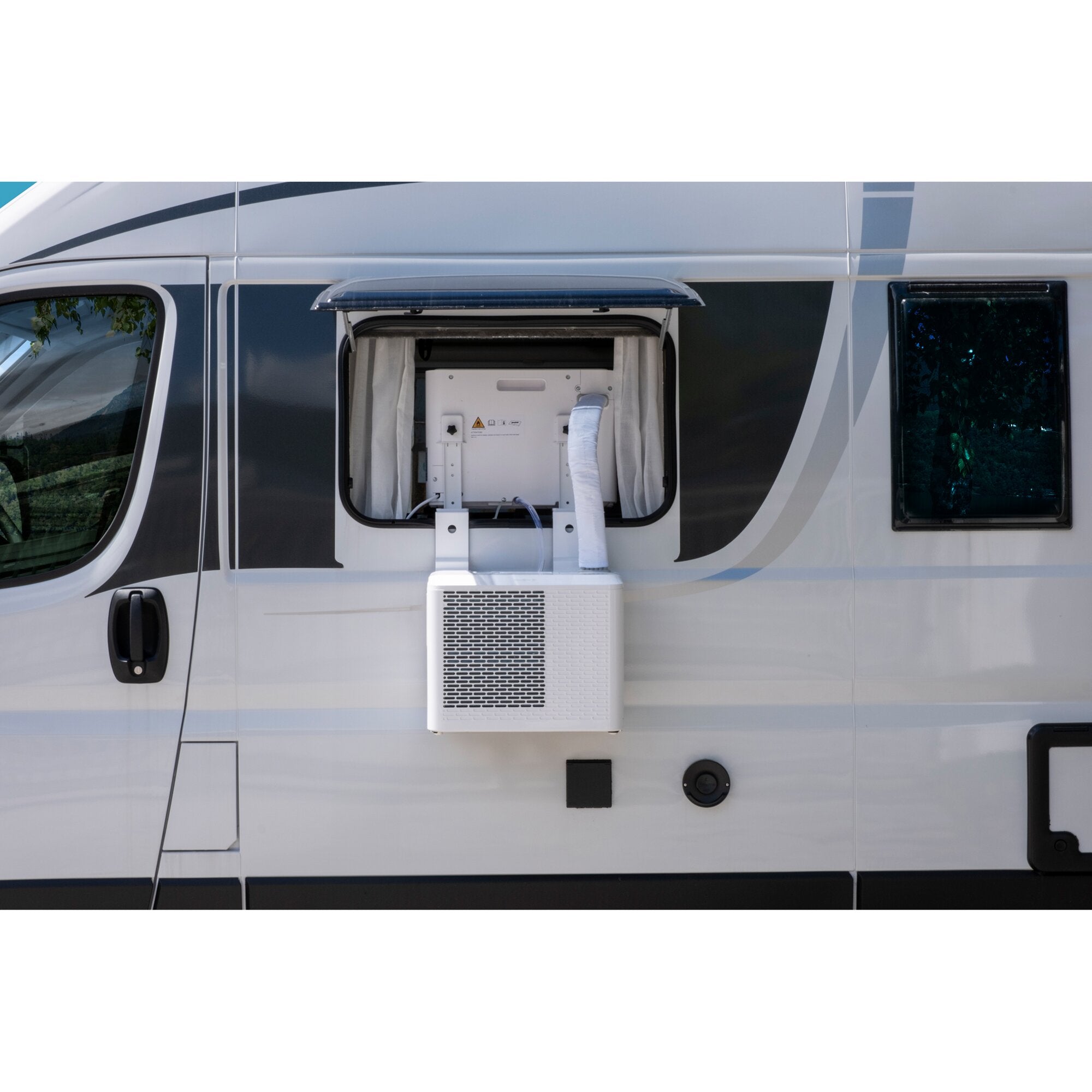 Außenkondensatoreinheit einer Wohnmobil-Klimaanlage seitlich am Fahrzeug montiert, rechteckig, weiß mit Lüftungsgitter und Schlauchführung