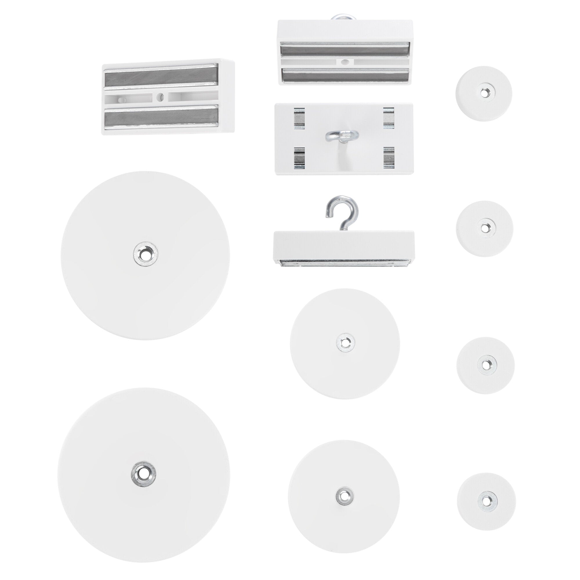 Starter Magnet-Set aus weißen Kunststoffteilen mit Metallmagnetstreifen, Haken, Aufhängeöse und runden Unterlagen vor weißem Hintergrund