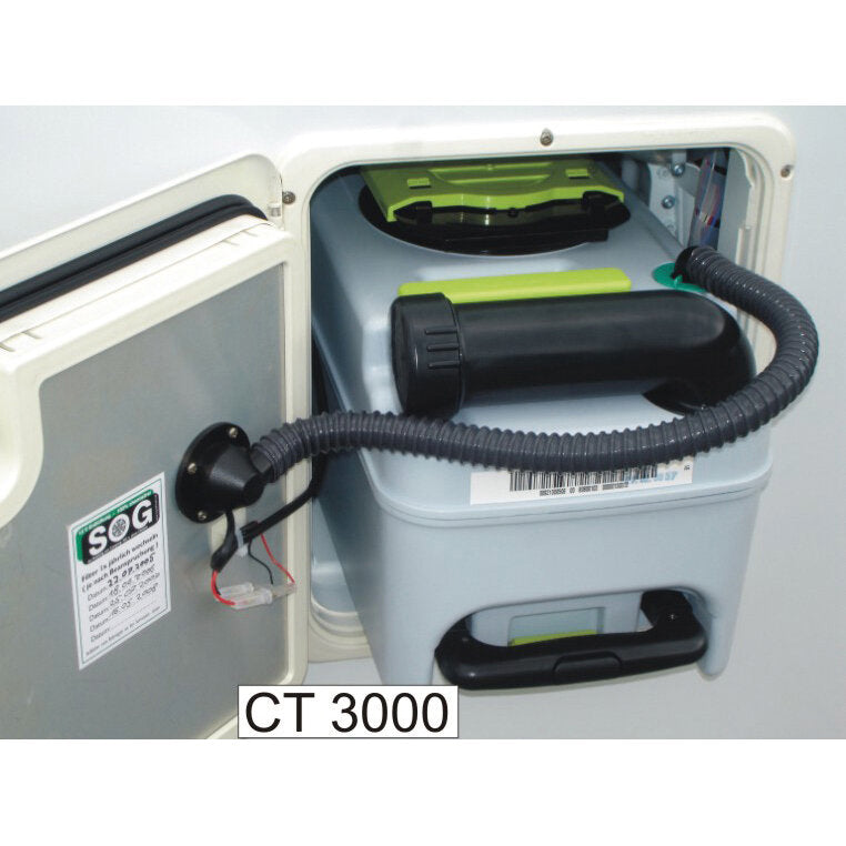 Innenansicht einer weißen Türvariante der elektrischen WC-Entlüftung; graue Gehäuseeinheit mit grünem Deckel, schwarzem Schlauch und CT 3000