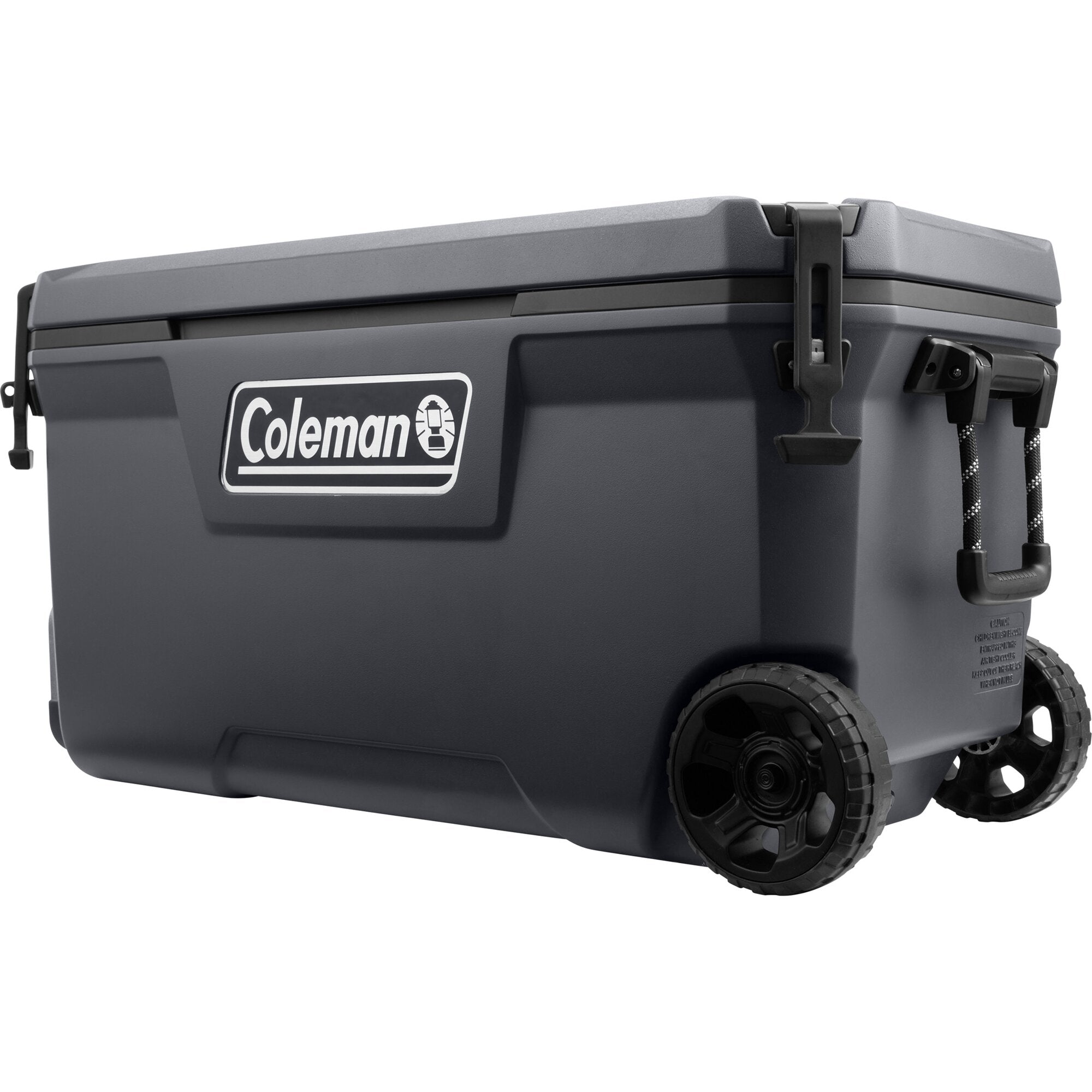 Seitenansicht eines grauen Kühlcontainers Convoy QT 100 von Coleman mit geschlossenem Deckel, Griffen, Verschlüssen und großen Rädern
