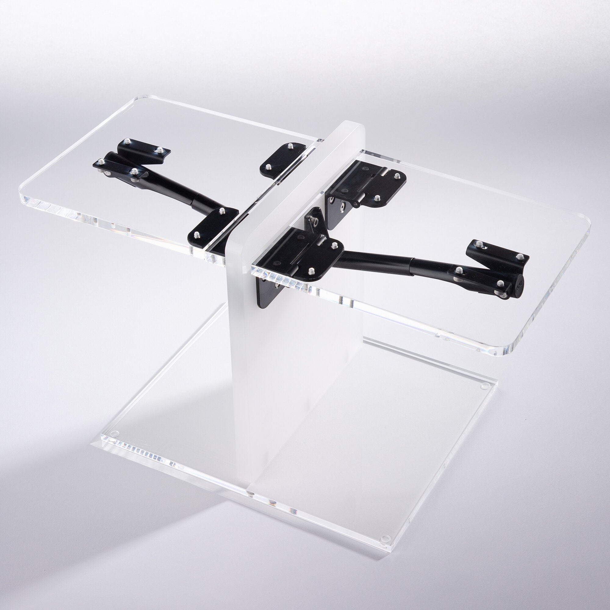 Tischplattenhalter Set aus transparentem Acryl mit schwarzen Metallbefestigungen und Schraubbolzen, montiert an einer klaren Tischplatte