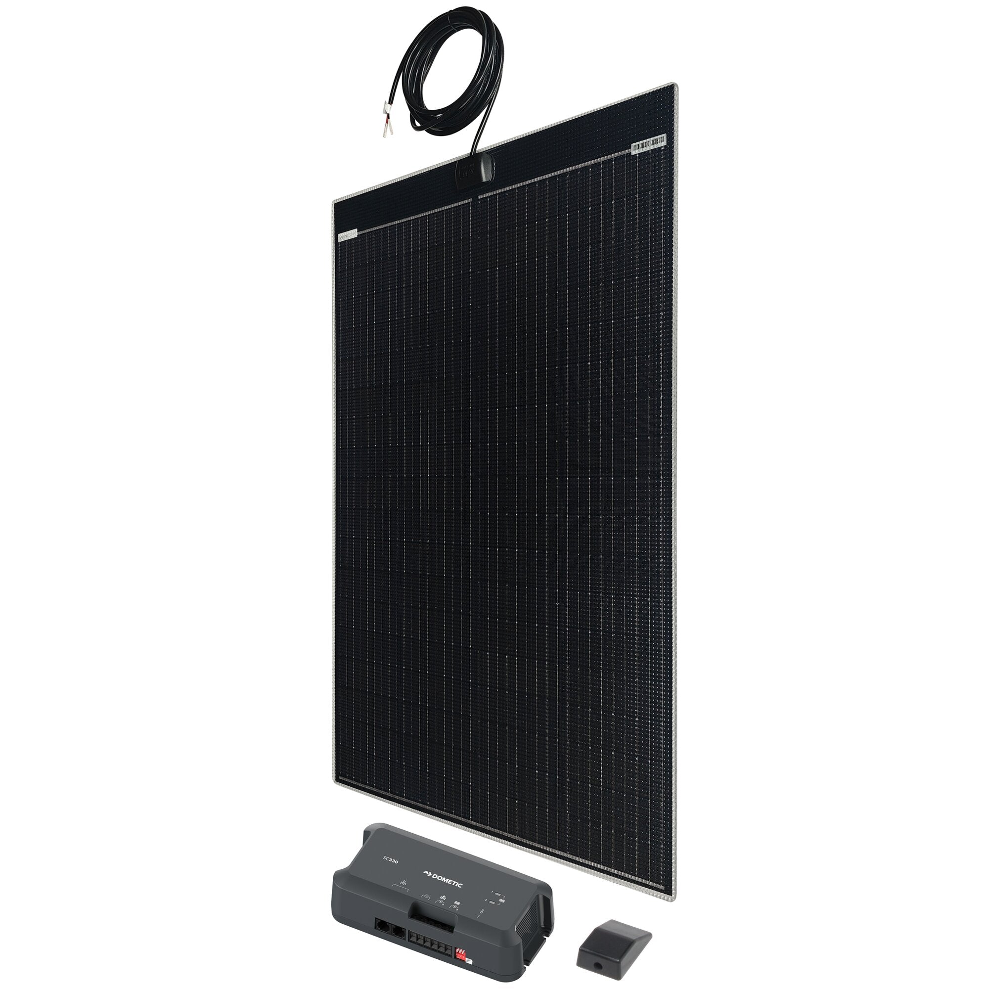 Schwarzes flaches Solarmodul mit feinen Rasterlinien, oben lose Kabel mit Steckern, unten Laderegler und kleines Zubehörteil sichtbar