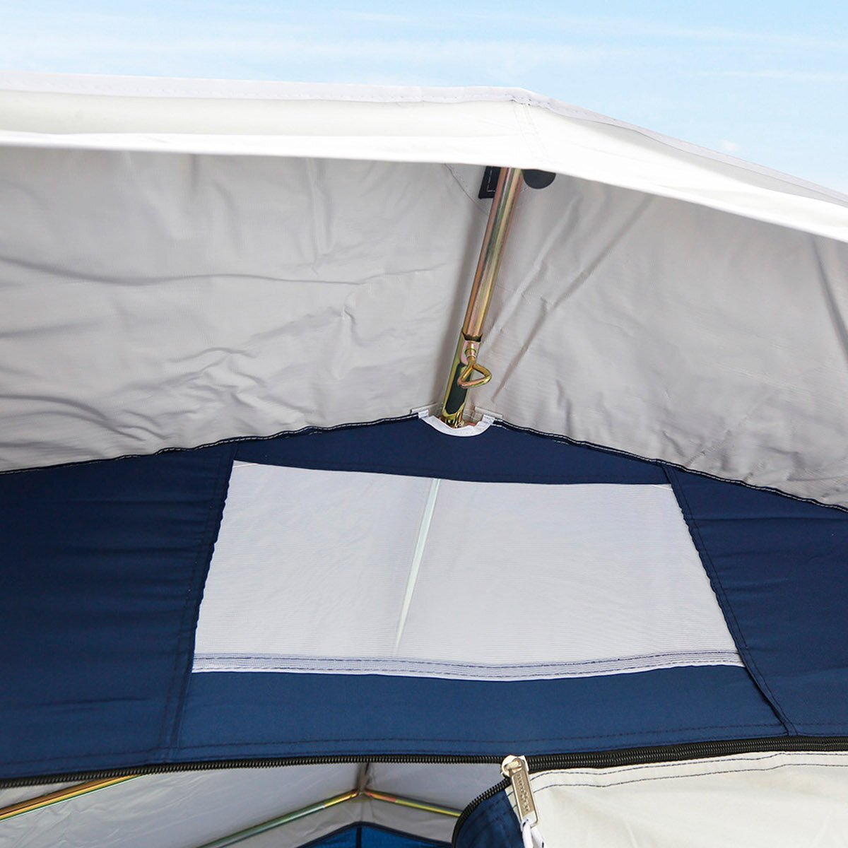 Innenansicht eines blauen Küchenzelts Vida II NG mit heller Decke, goldfarbener Stange, Netzfenster und Reißverschluss an der Zeltkante